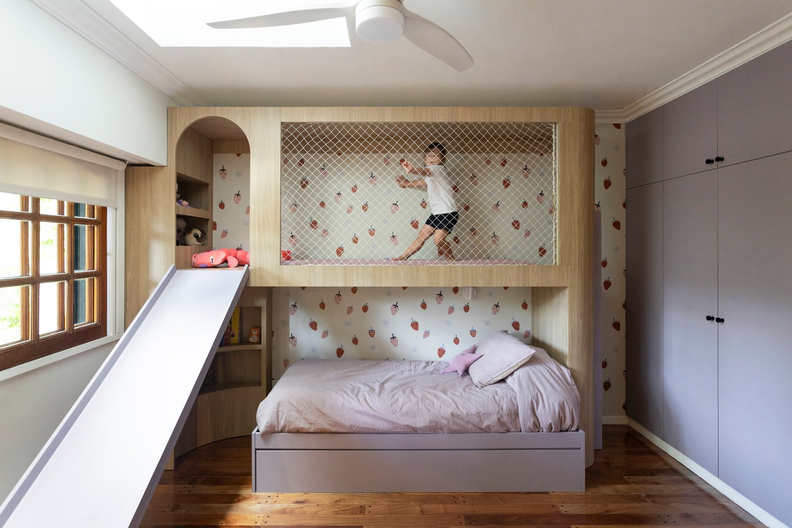 Quarto infantil com cama elevada, escorregador e área de rede — projeto MONASTERIO, por La Nave Arq., em Vicente López