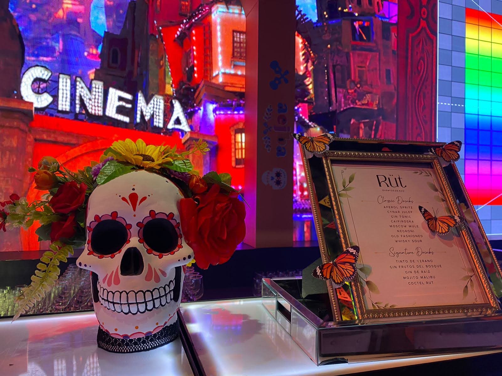 Local de cine temático con calavera decorativa y pantalla gigante — proyecto Calaveras y Catrinas, por Arte Umbra, en Cdad. Autónoma de Buenos Aires