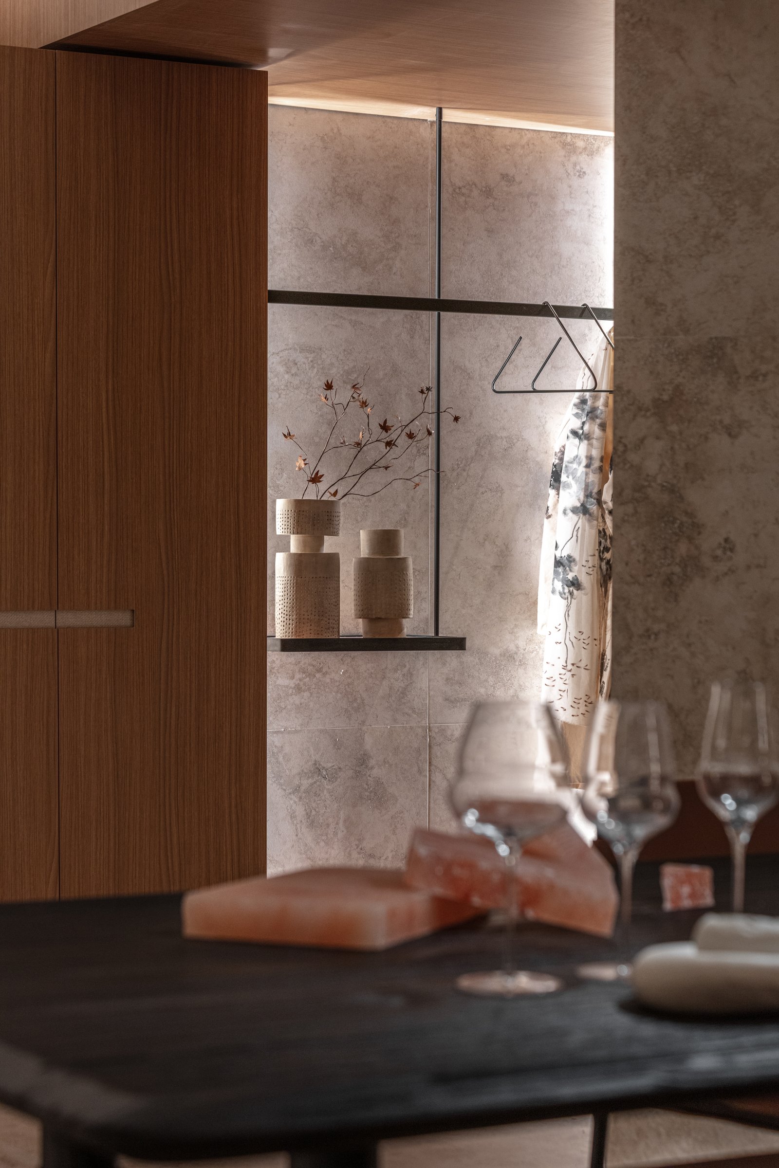 Interior moderno con paneles de madera y pared de piedra texturizada — proyecto Casa Foa 2025 | Degustando experiencias | Tasting experiences | Lucia Quinteros, por Ren Studio, en 