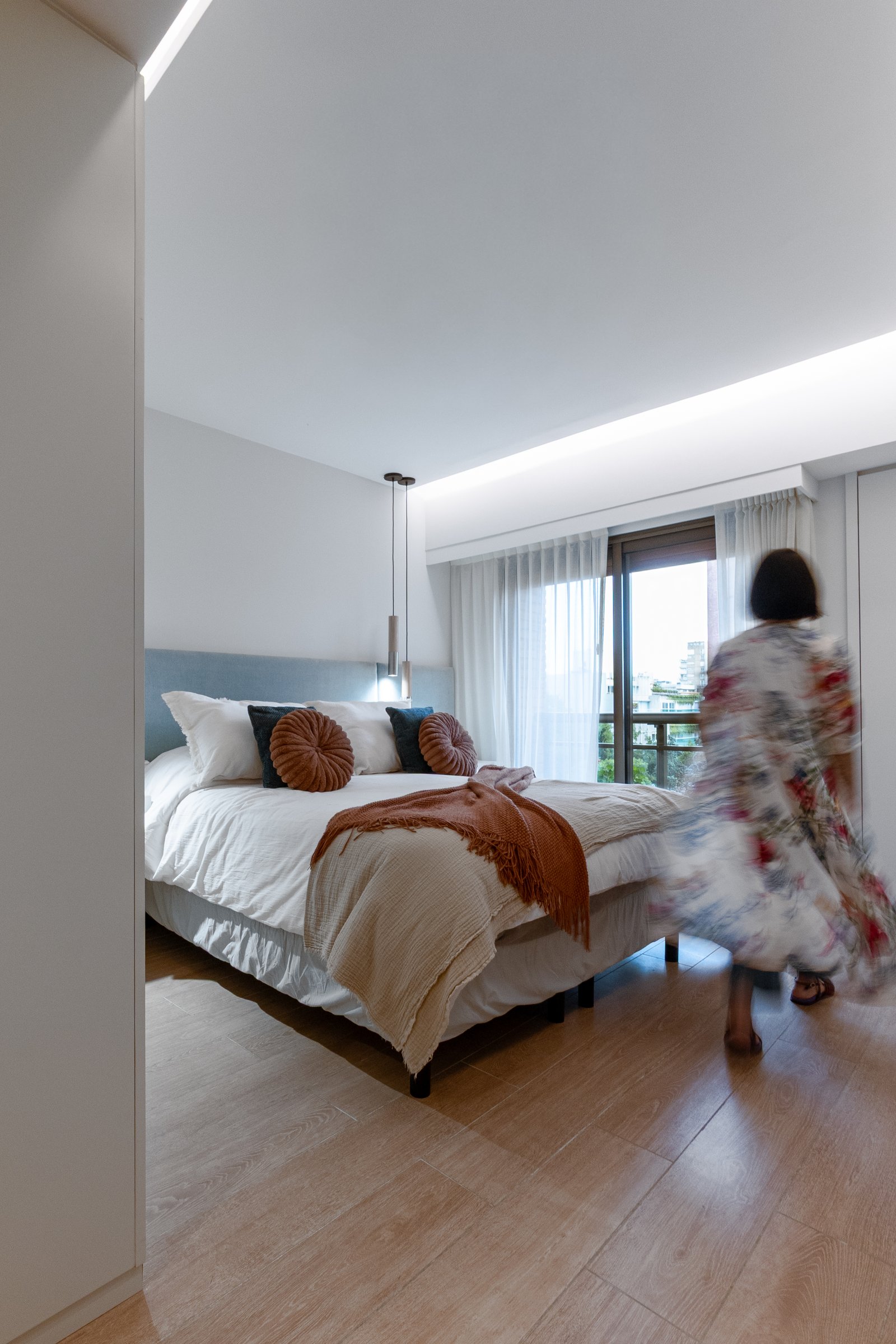 Dormitorio moderno con detalles boho, suelo de madera y luz indirecta — proyecto Sucre, por KUPERDESIGN CONSTRUCCIONES SRL, en Mcal. Antonio José de Sucre 755