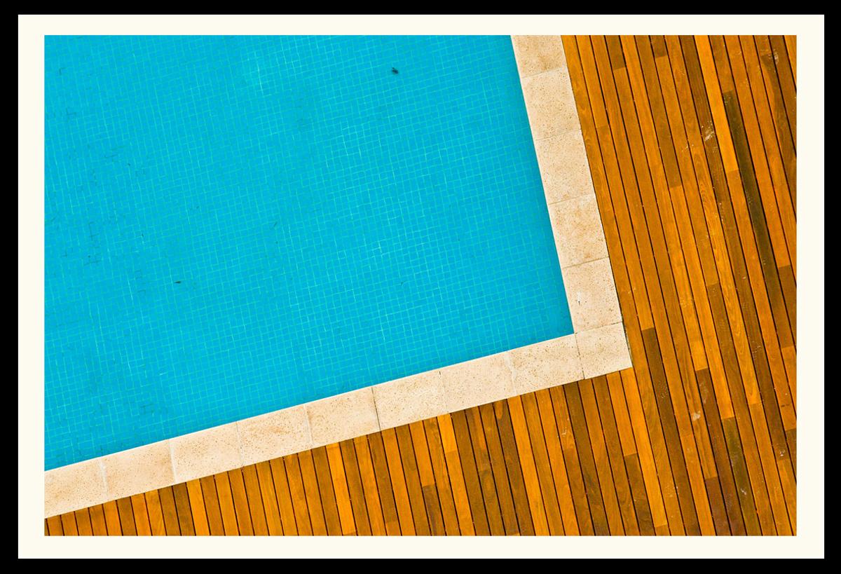 piscina azul cercada por deck de madeira — projeto Fine Art Print, por Geo Estudio, em Buenos Aires