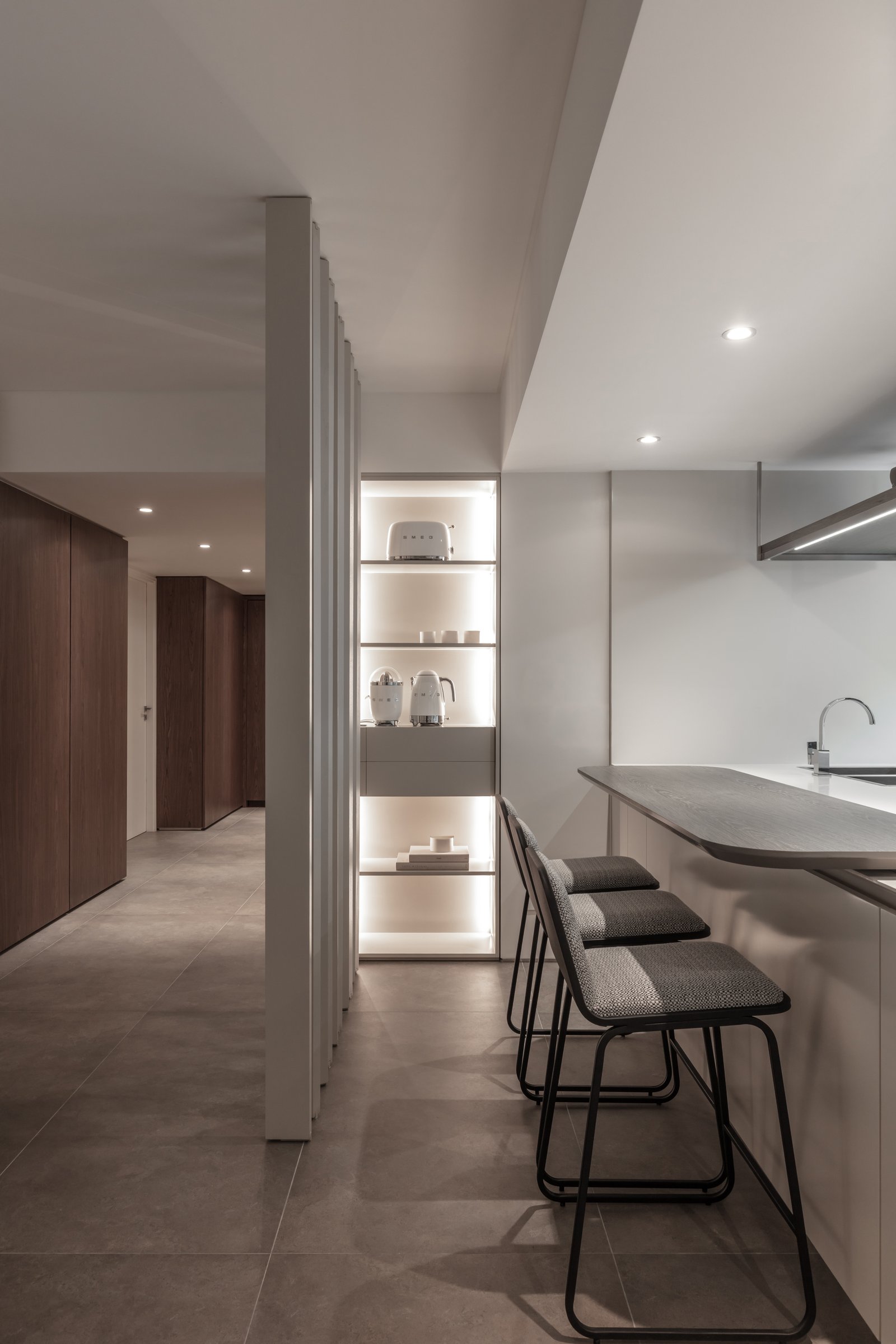 Cocina moderna con isla curva y detalles en madera y piedra — proyecto Donna Fiore | Sobrio & sofisticado | Sober & Sophisticated | Lucia Quinteros, por Ren Studio, en Provincia de