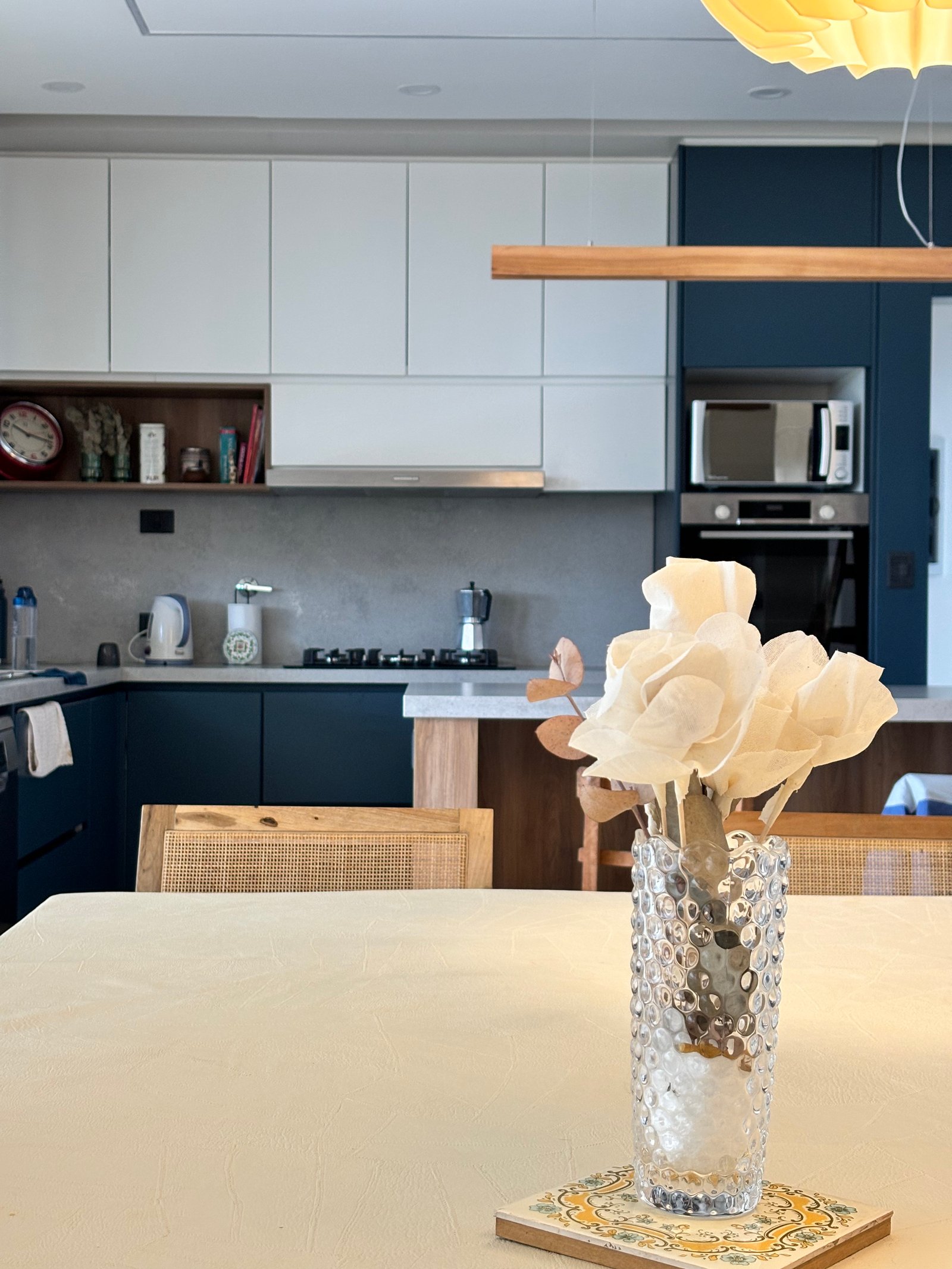 Cocina moderna con isla y detalles en madera — proyecto LOTE 020, por DIKKA Arquitecta , en San Vicente
