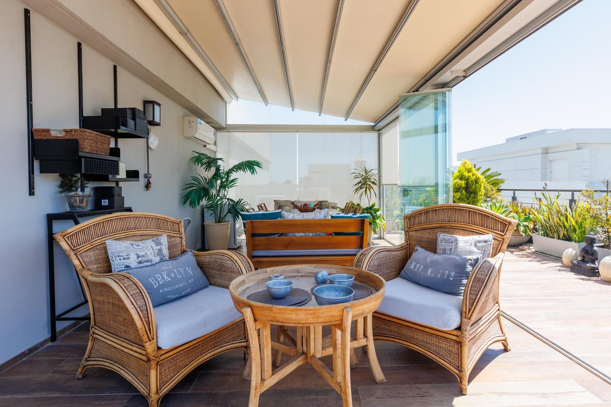 Terraço com móveis de vime e toldo retrátil — projeto TOLDER - PERGOLAS, por Argentina en Obra 2024, em Rincón de Milberg