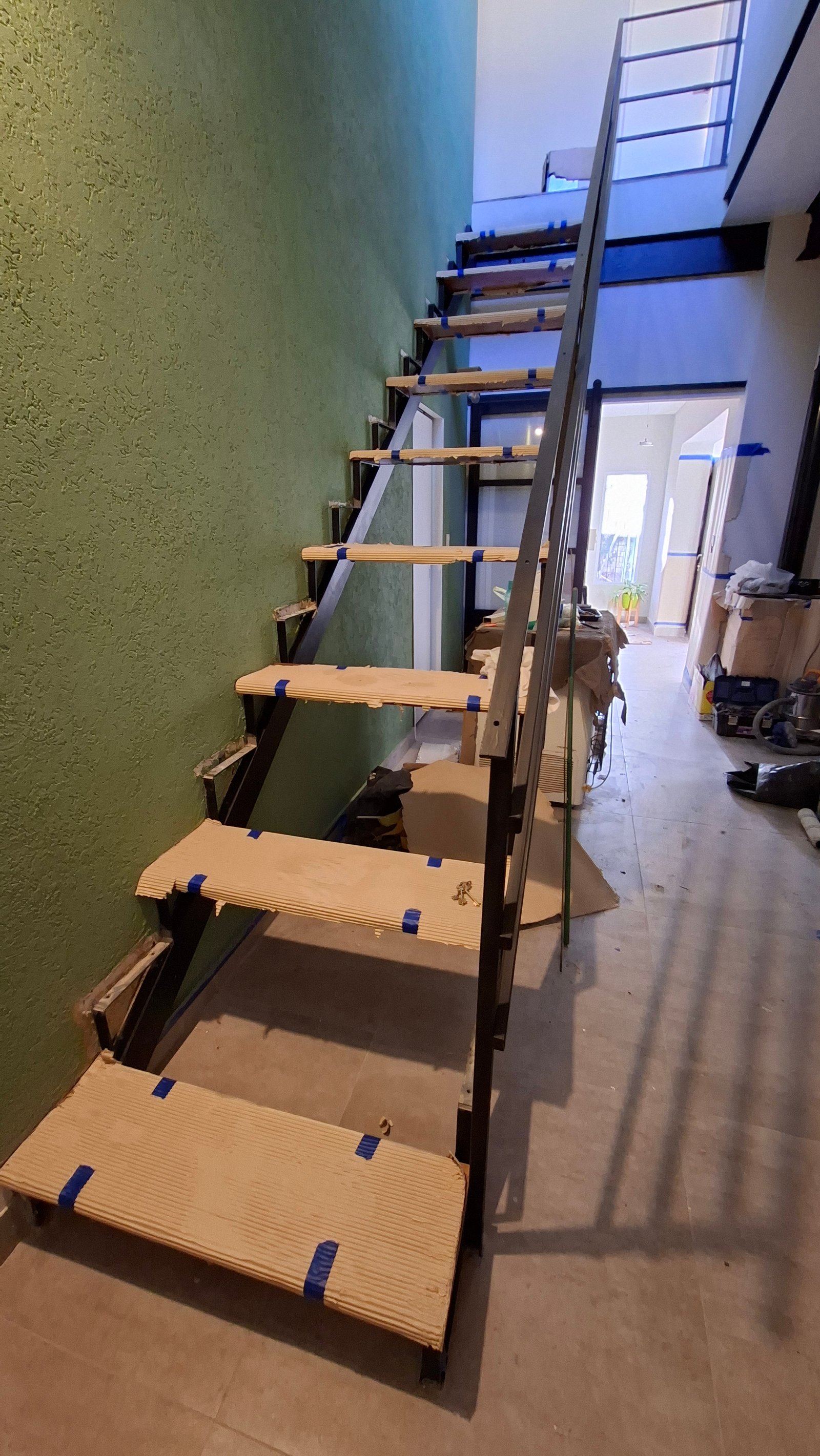 escalera flotante moderna en construcción — proyecto AGR 1, por Arquitecta, en B1604 Florida Oeste