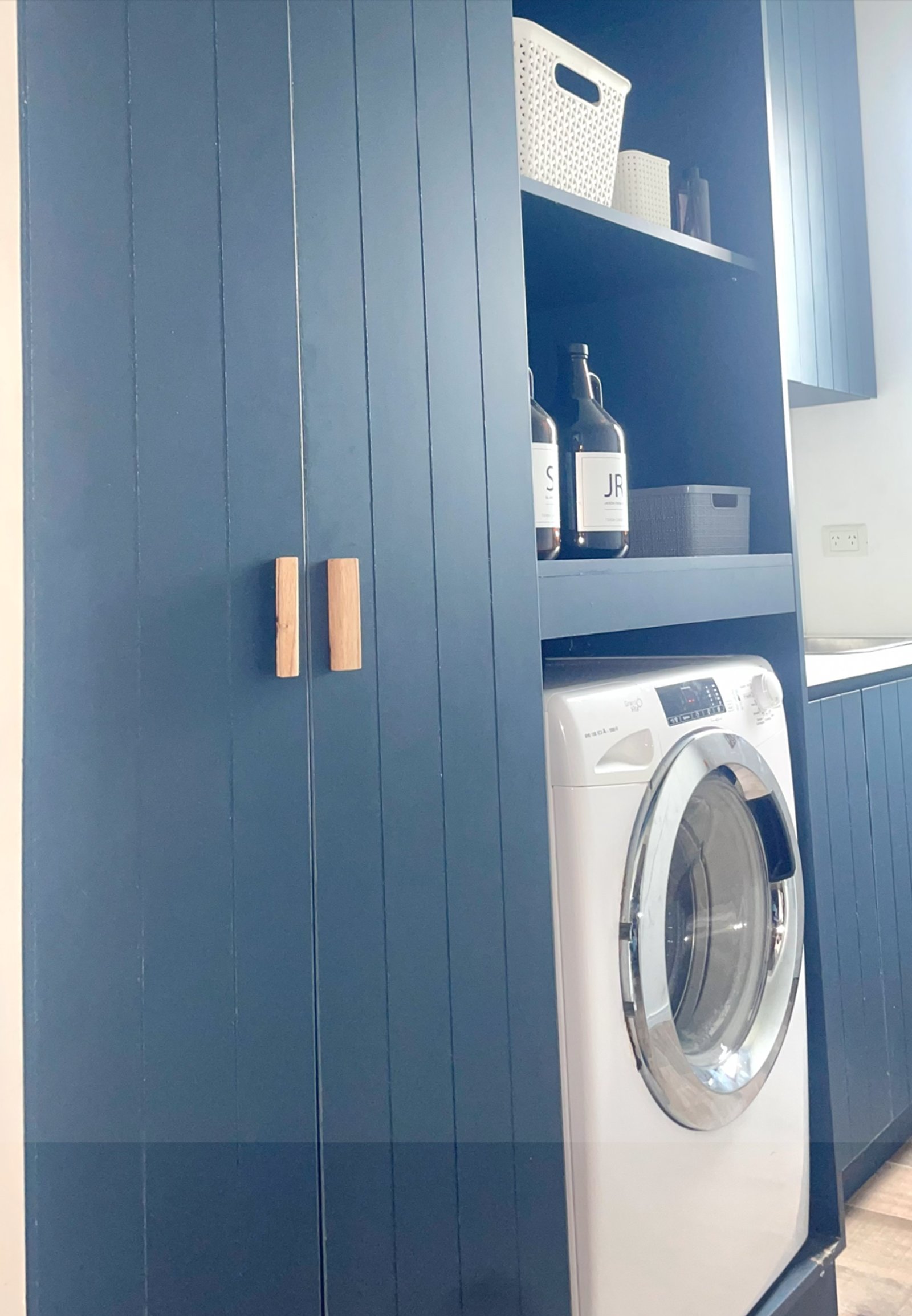 placard de lavandería con lavarropas y estantes — proyecto Lavadero, por CASA1-TROMEN, en Bella Vista