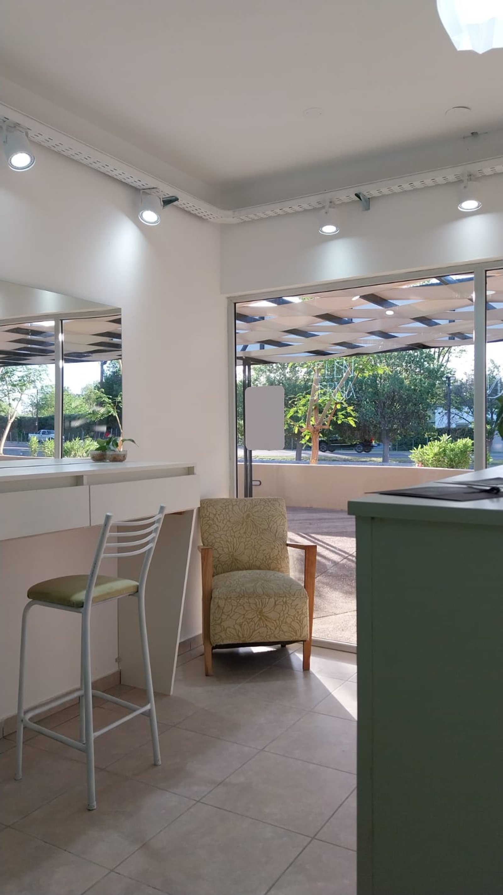 Local comercial con sillón, banqueta y luz indirecta — proyecto BC ESTETICA , por Yamil Cerna, en San Martín