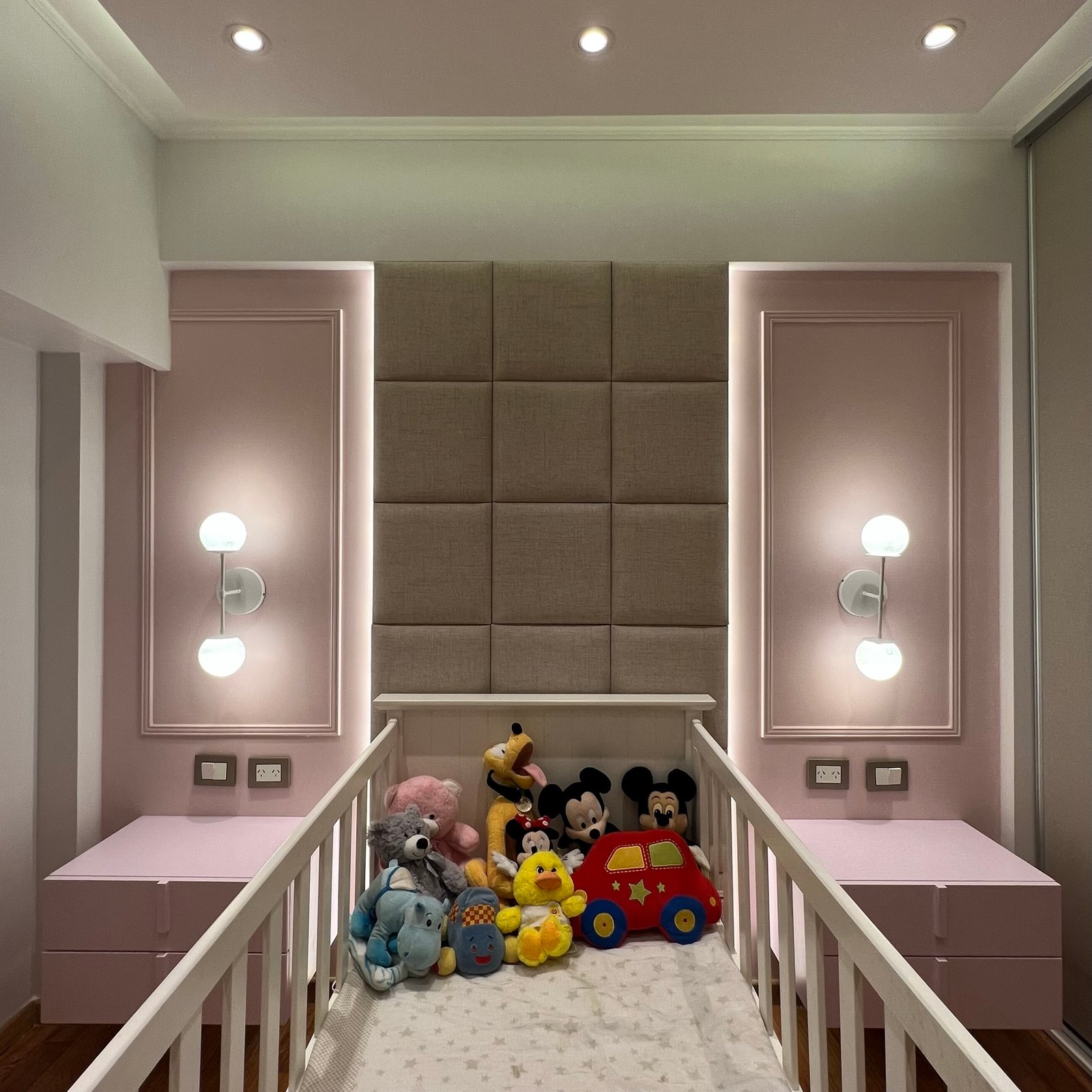Quarto infantil com painéis rosas e iluminação indireta — projeto Cramer II, por MDBK Arquitectura, em Belgrano