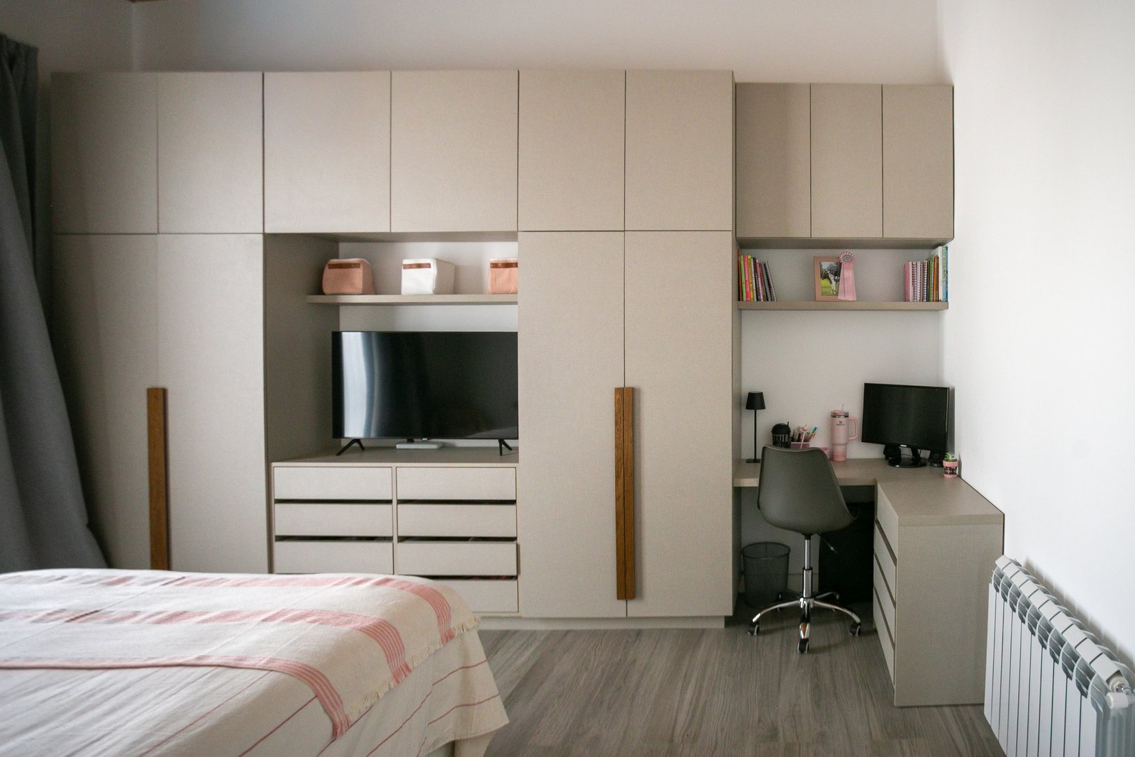 Quarto e escritório integrados com armário modular cinza e escrivaninha — projeto CASA AB, por SEDE Arq., em Av. Pereda S/N