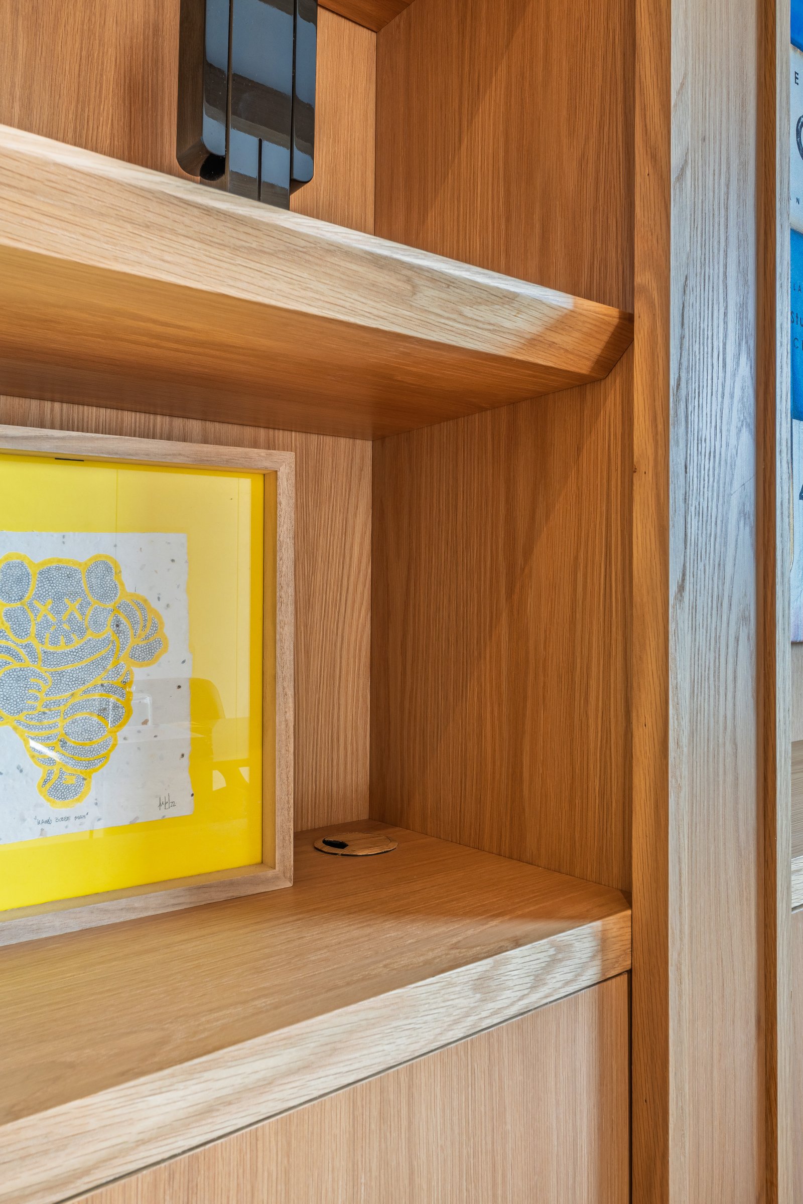 Detalle de interior moderno con estanterías de madera y obra de arte — proyecto Peru, por ABEJA CONCEPT, en B1641 Acassuso