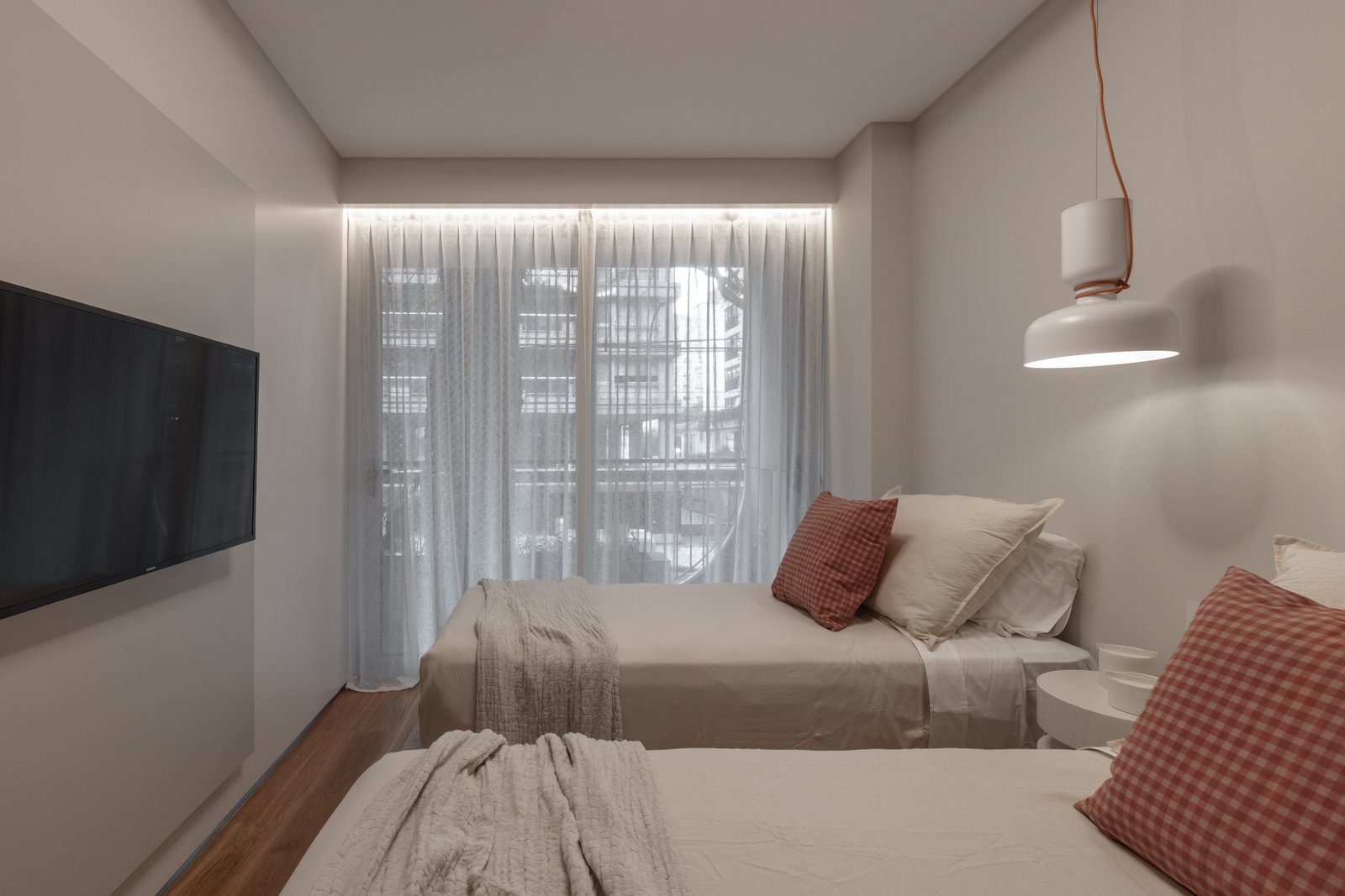 Quarto moderno com duas camas de solteiro e cortinas translúcidas — projeto Donna Fiore | Sobrio & sofisticado | Sober & Sophisticated | Lucia Quinteros, por Ren Studio, em Provinc