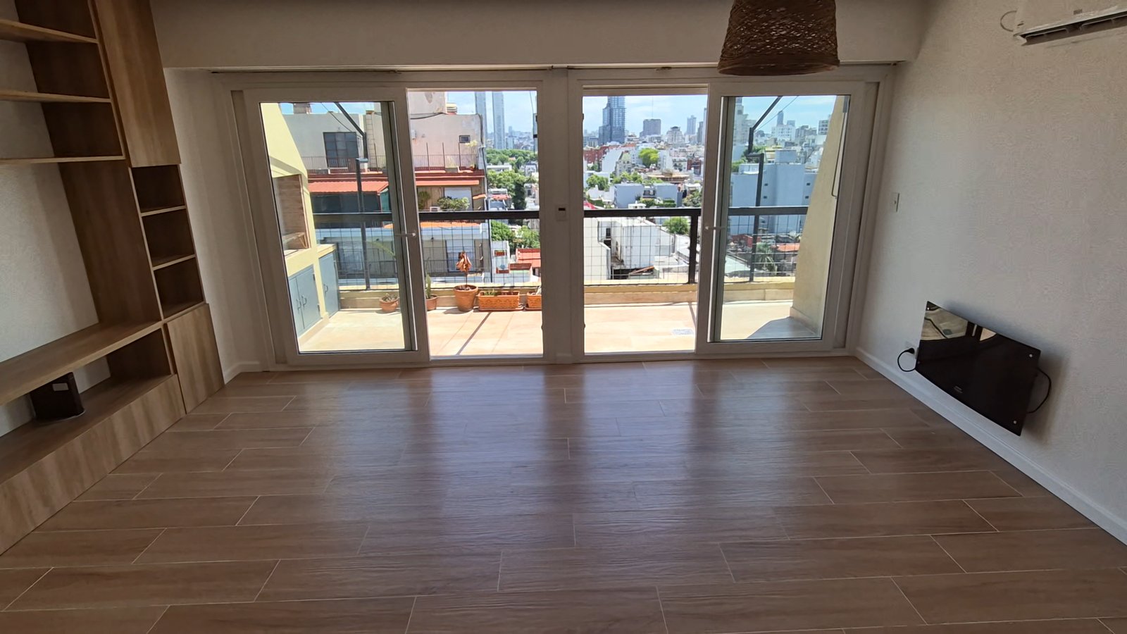 Living comedor moderno con ventanales y estanterías de madera — proyecto Living - Remodelación Soho, por RenovArqui, en Palermo