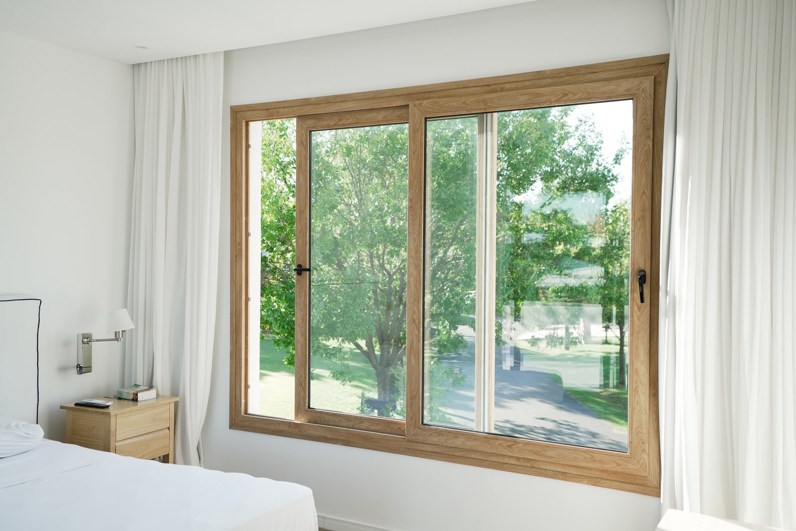 quarto moderno com vista para o jardim e cortinas brancas — projeto Habitaciones, por CASA1-TROMEN, em Bella Vista