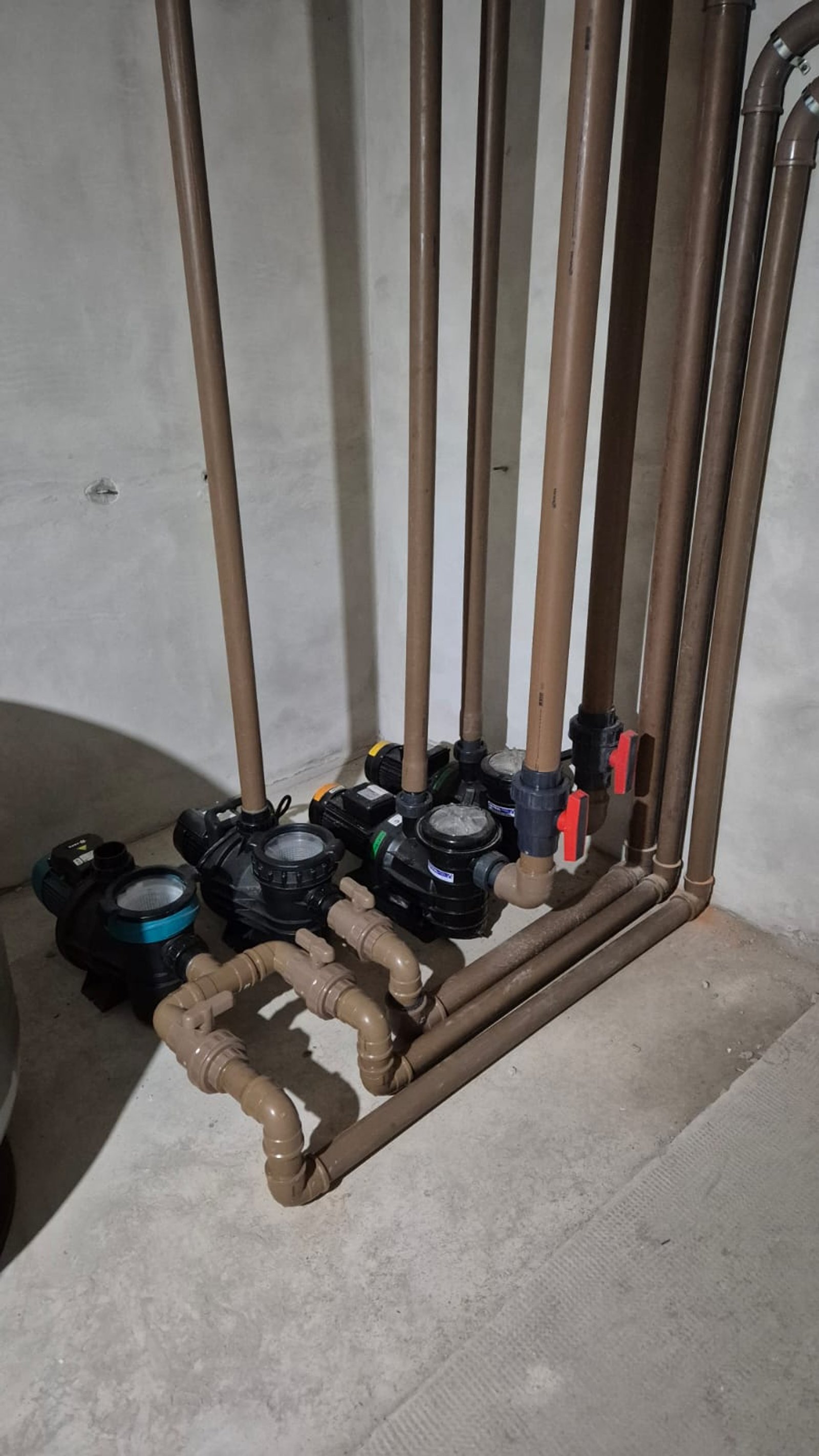 bombas de agua y cañerías en sala de máquinas — proyecto Obra Piscina Los Boulevares Corrientes en Proceso, por Aquamare Piscinas, en Corrientes