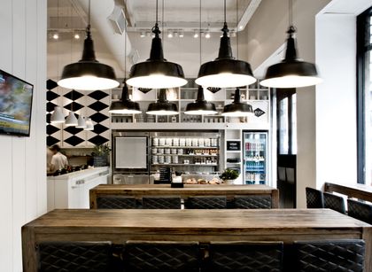 Cocina y comedor industrial moderno con isla de madera — proyecto LOLEA FOOD MARKET, por ESTUDIO DIDOT