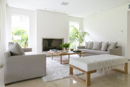 Living moderno con mucha luz y vista al verde — proyecto Casa W, por Estudio Junor, en Ayres de Pilar Barrio Cerrado