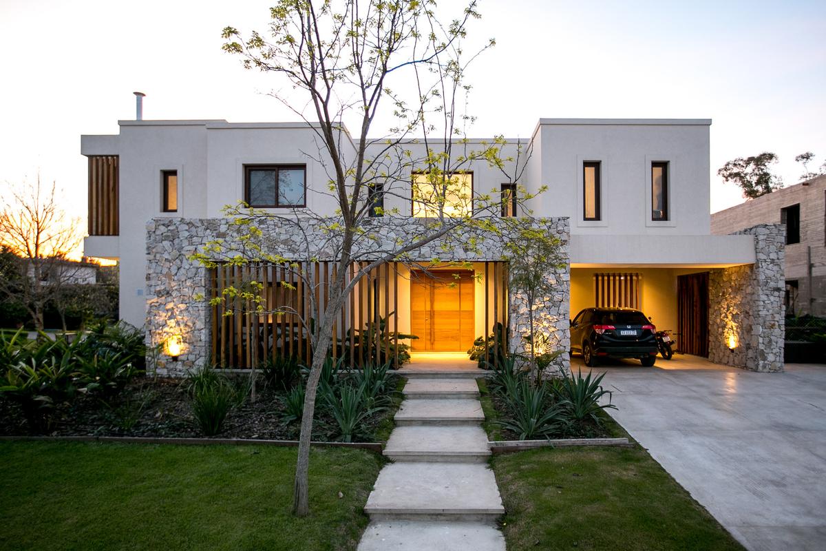 Fachada con color predominante Negro del Proyecto PGC-01 por VGLA Arquitectos