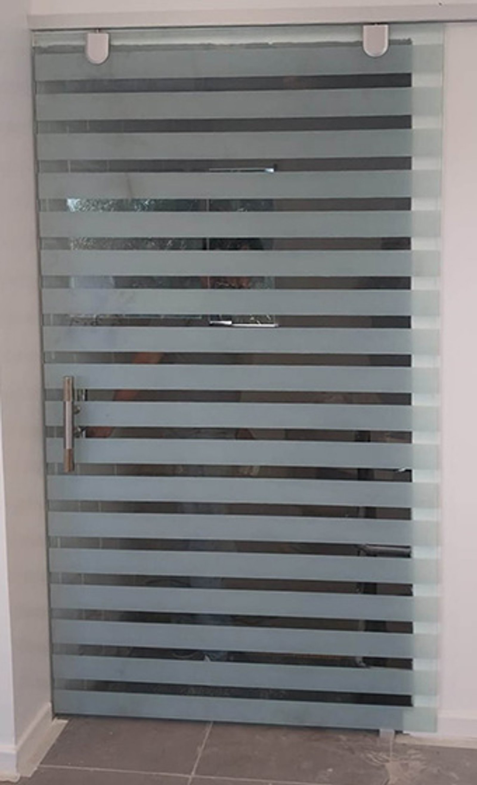 Puerta corrediza de vidrio esmerilado con franjas — proyecto Puerta corrediza esmerilada plastificada, por Cristalcenter, en Villa Devoto