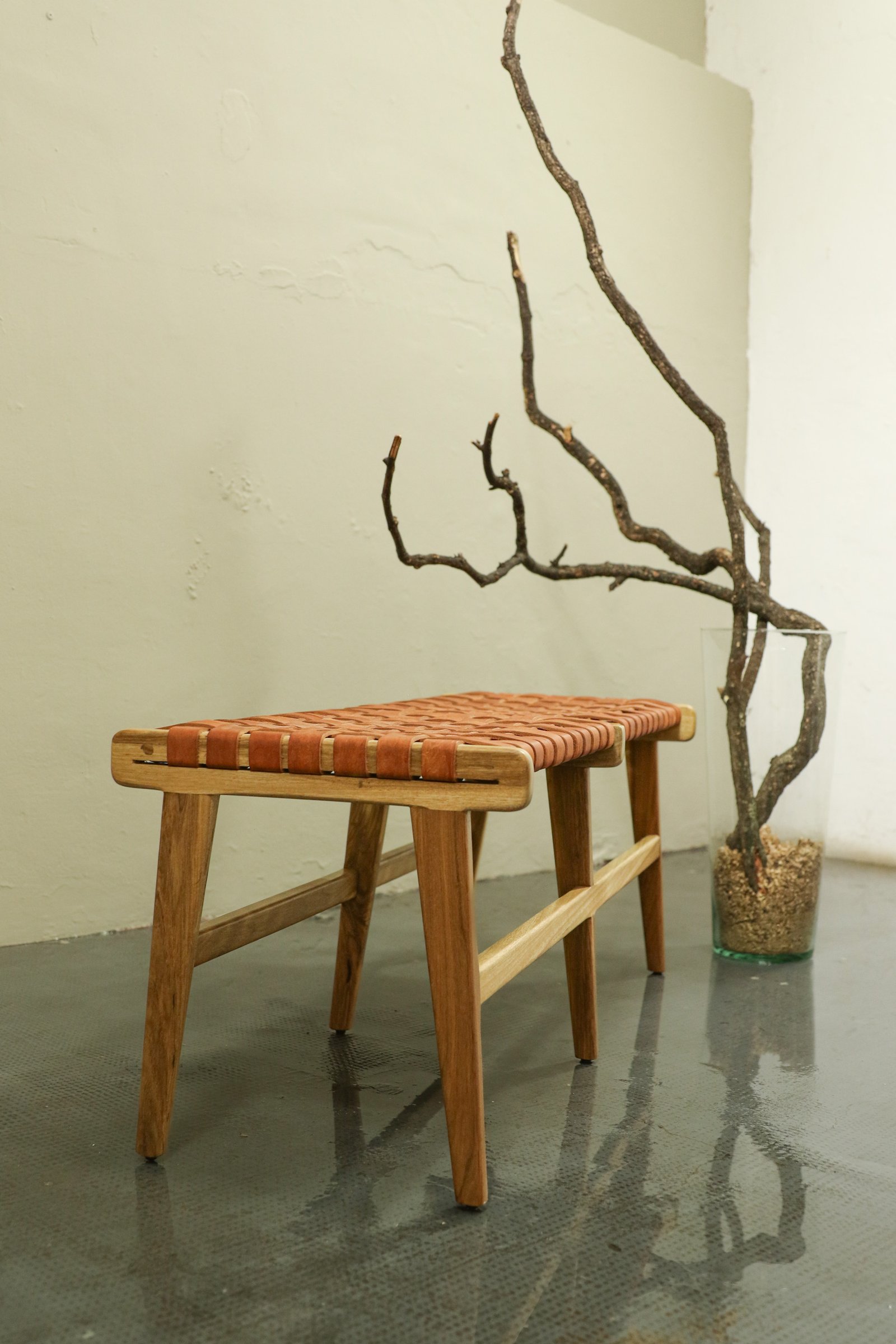 Banqueta de madera y cuero tejido con ramas secas — proyecto Comedor, por BLVD Furniture