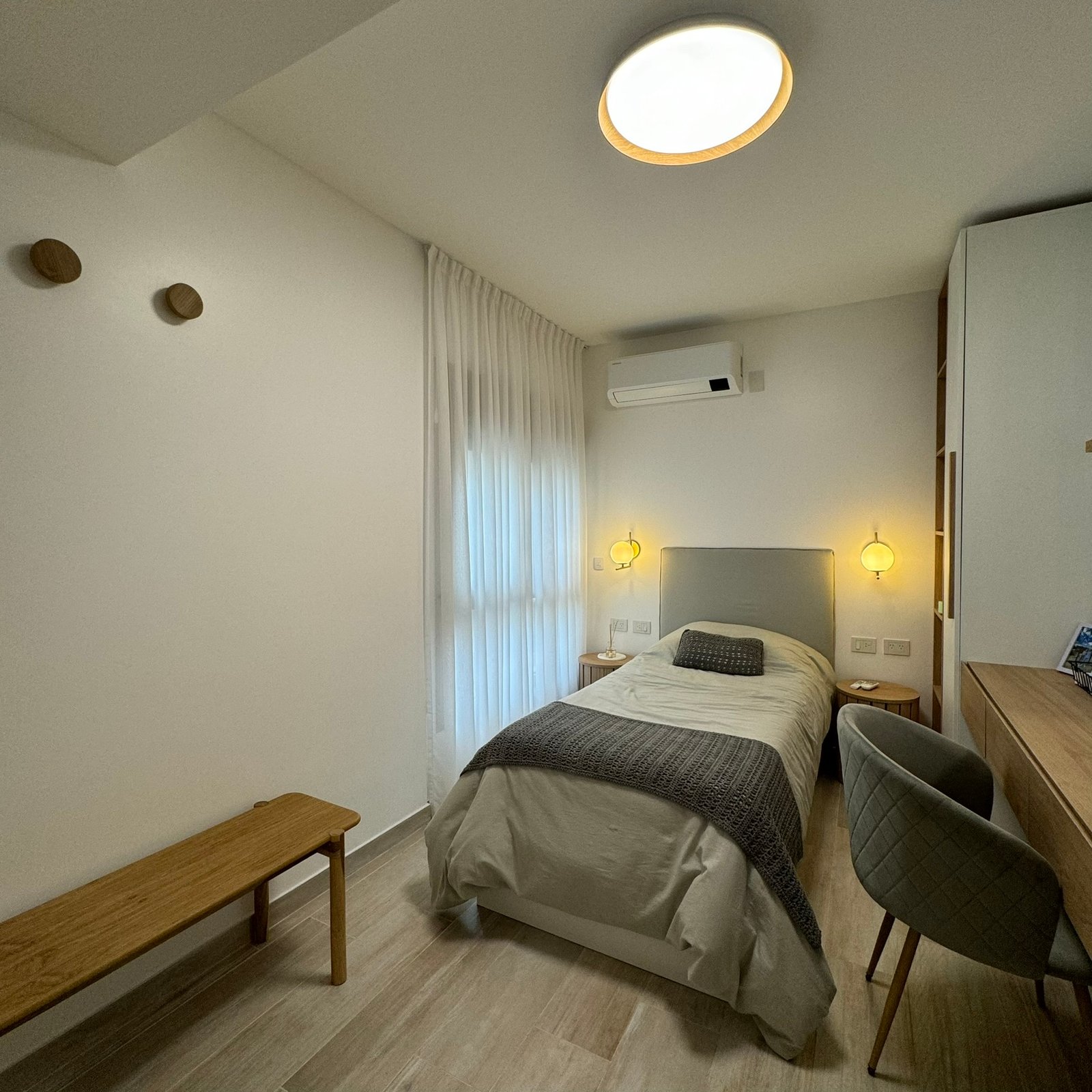 Dormitorio moderno con cama individual, escritorio y luces doradas — proyecto Frias, por MDBK Arquitectura, en Villa Crespo