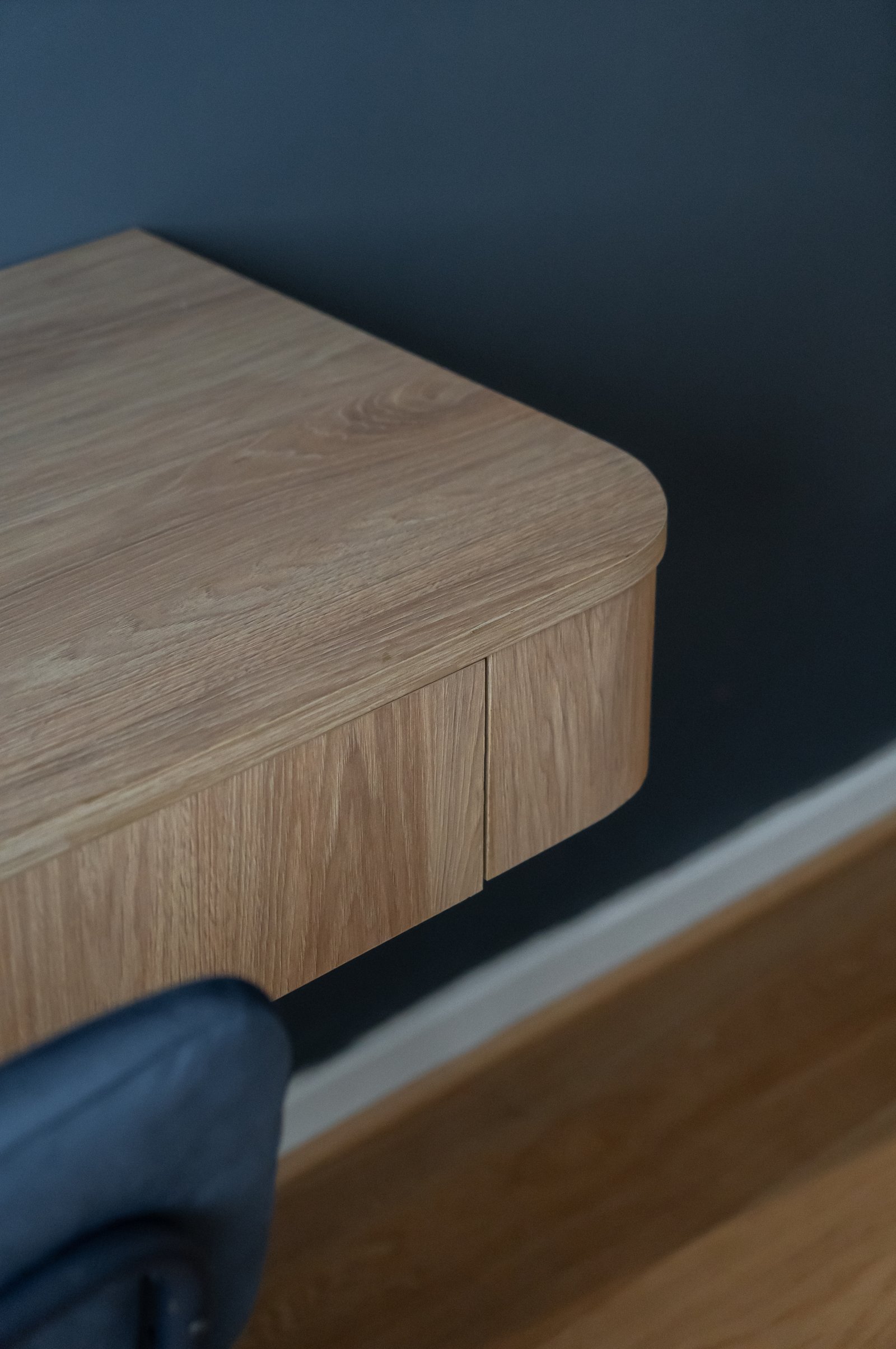 escritorio moderno de madera con almacenamiento integrado y silla azul — proyecto Rodriguez Peña , por BK Arquitectos, en Recoleta