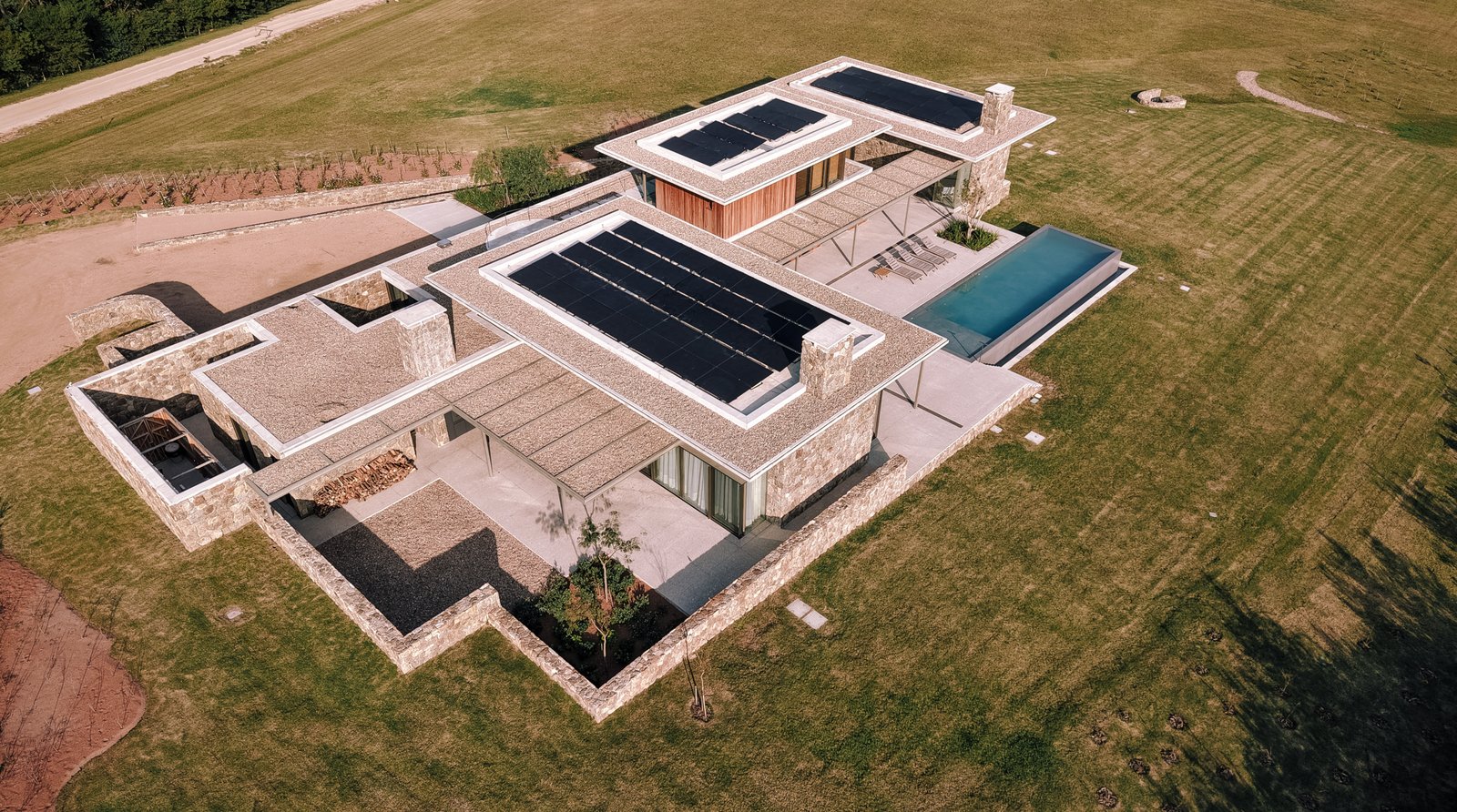 Casa moderna rural con paneles solares y piscina — proyecto Laguna Estates, en Maldonado