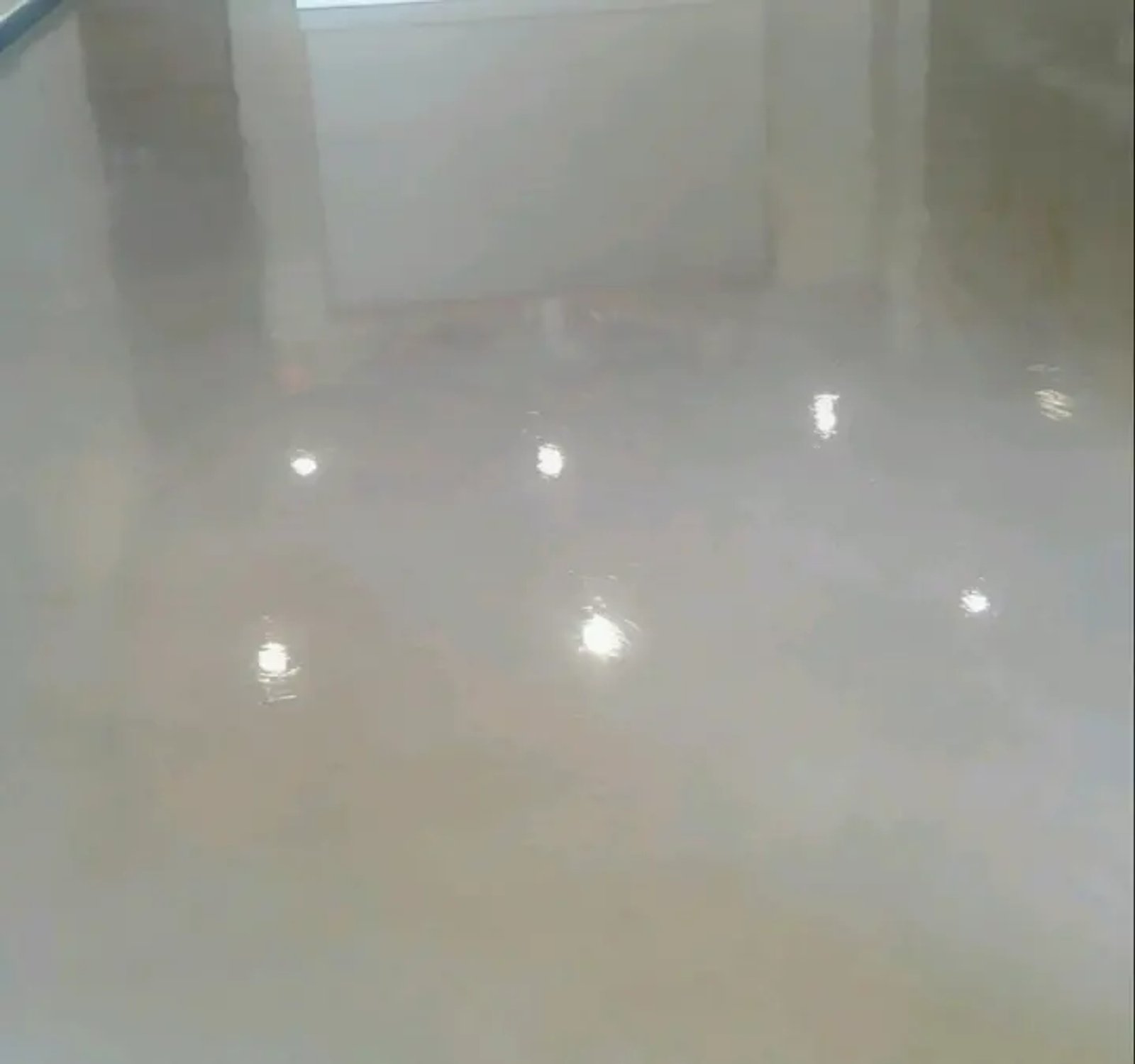 piso de microcimento brilhante em interior moderno — projeto Microcemento Diego orosco, por Microcemento alizados Dieguito, em Virrey del Pino