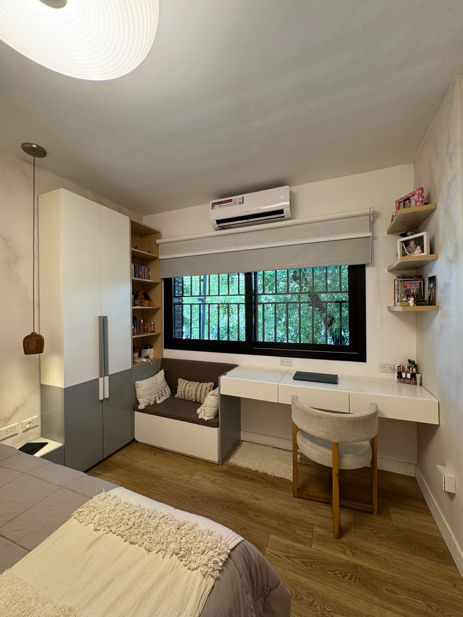 Quarto moderno com canto de escritório embutido e luz natural — projeto Honduras, por MDBK Arquitectura, em Palermo