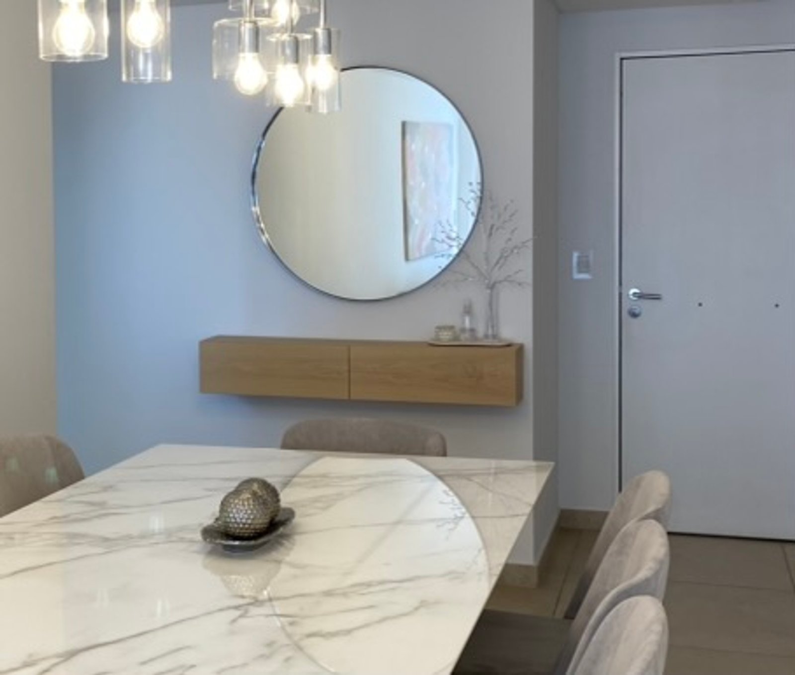 Comedor moderno con mesa de mármol y sillas de madera — proyecto Padilla, por MDBK Arquitectura, en Villa Crespo