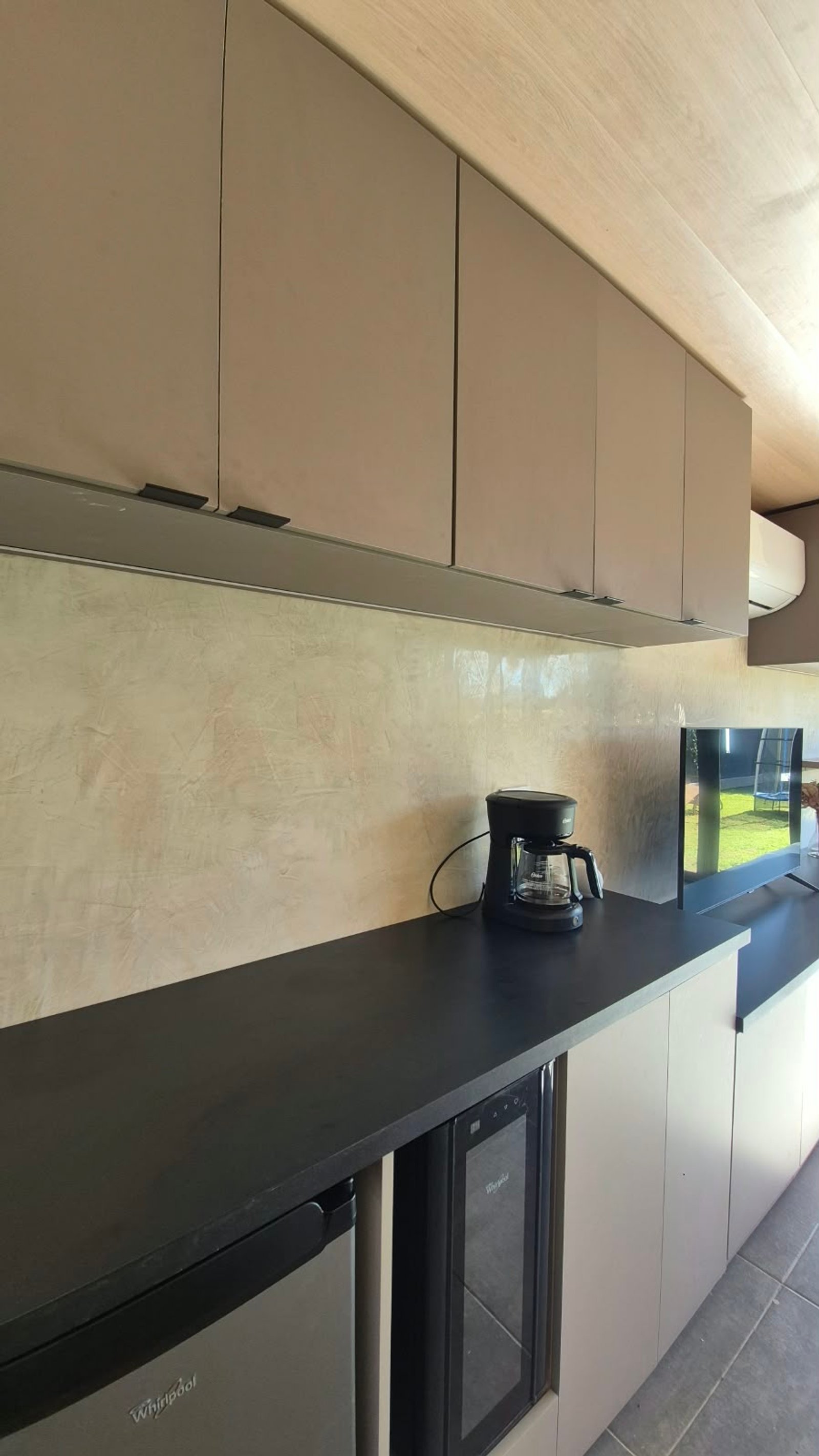 Cocina moderna minimalista con muebles beige y encimera negra — proyecto OBRA JJ, por Cc Arquitectura & Diseño, en Colectora Au RN 20 km14
