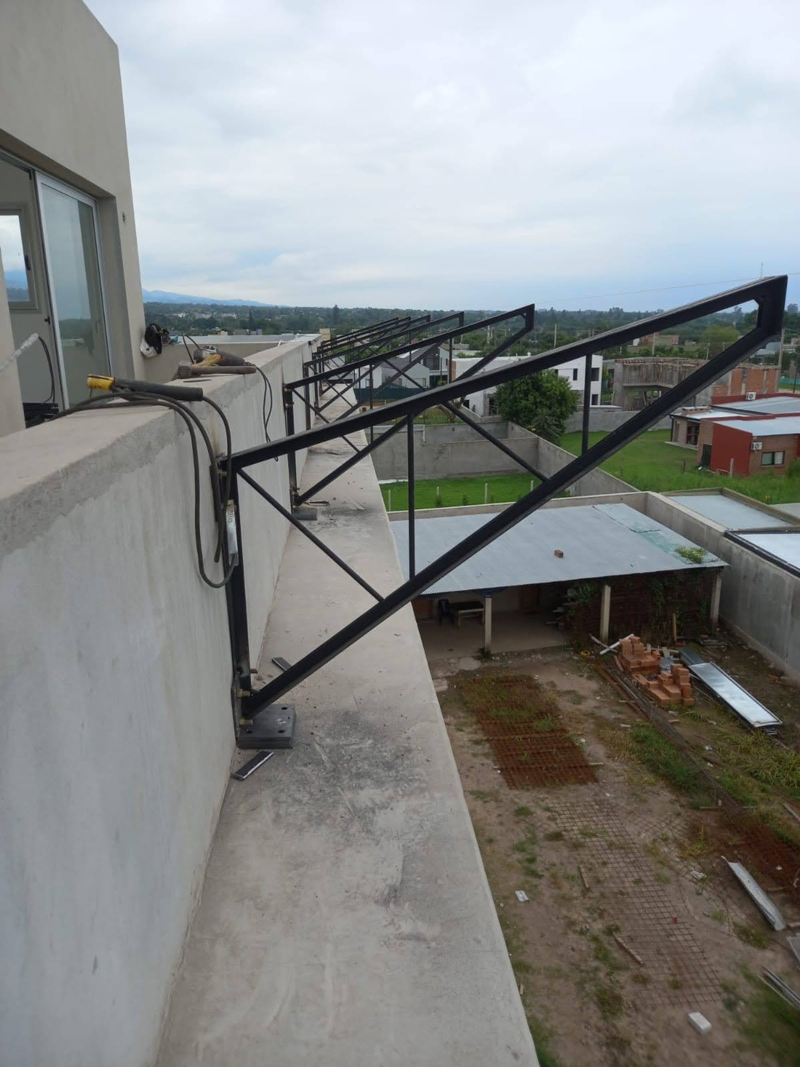 Construcción de pérgola metálica en balcón de edificio — proyecto EDIFICIO CHUBUT, por HMCONSTRUCCIONES, en Chubut