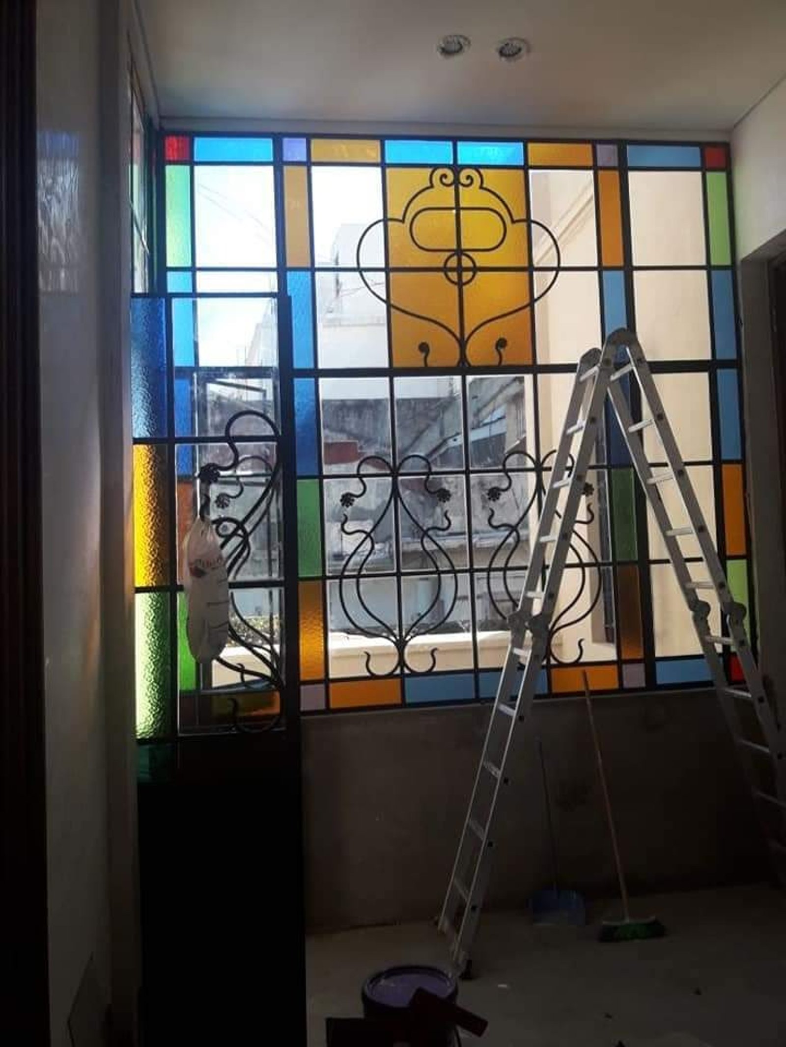 janela de vitral com escada de instalação — projeto Vidrios repartidos, por Cristalcenter, em Mataderos