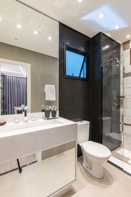 bano moderno con ducha negra y mesada blanca luminosa — proyecto Brick 1, por Pricila Dalzochio