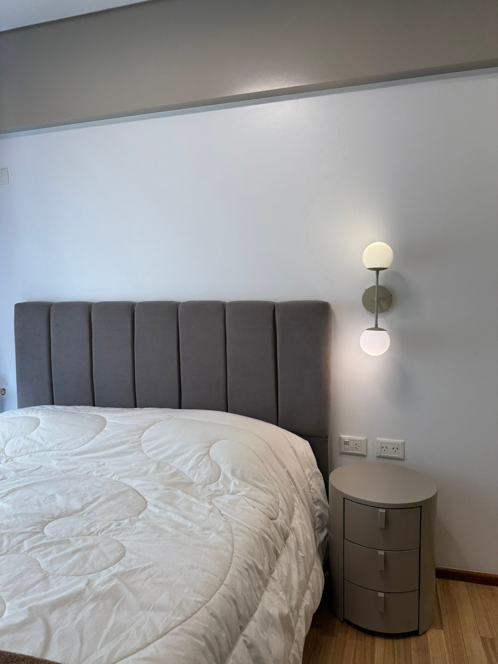 Dormitorio minimalista con luz de pared doble y mesita redonda — proyecto Vera II, por MDBK Arquitectura, en Villa Crespo