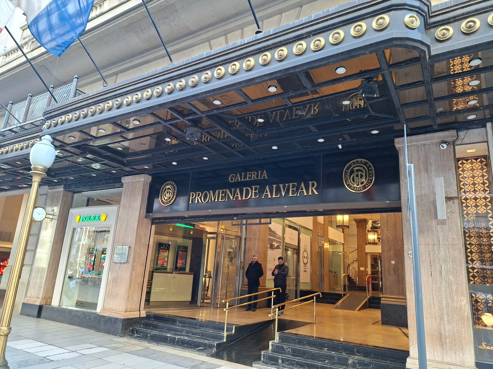 Fachada clássica com detalhes dourados e entrada de galeria — projeto Obra galería Hotel alvear, por Fymclima calefaccion  y aire acondicionado, em Av. Alvear 1761
