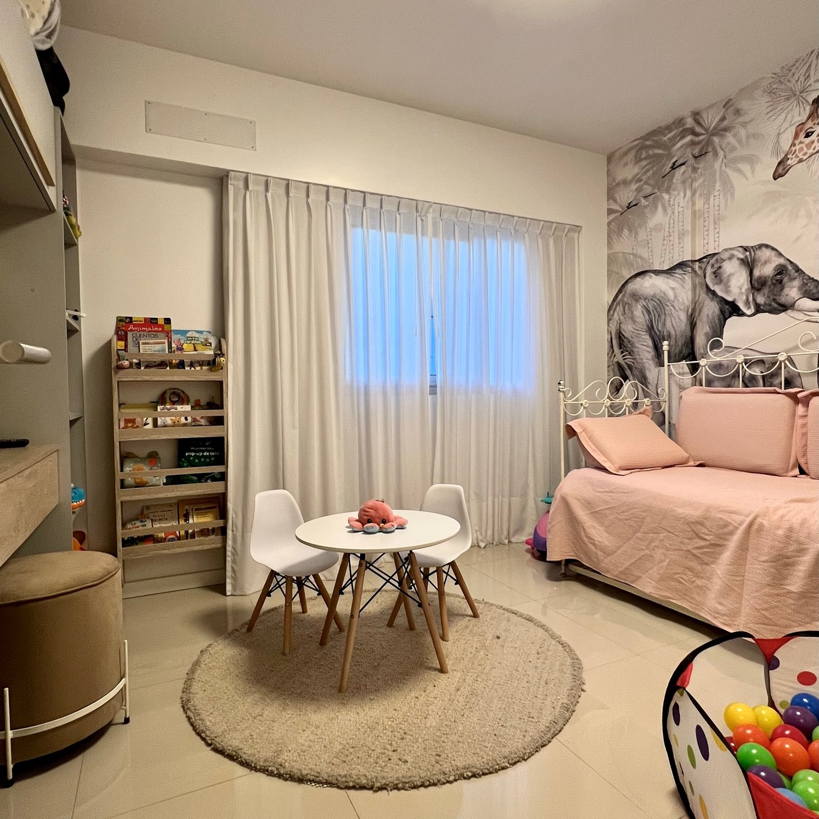 Habitación infantil con cama rosa, mesa y sillas, y papel mural de elefantes — proyecto Epuyen II, por MDBK Arquitectura, en Caballito