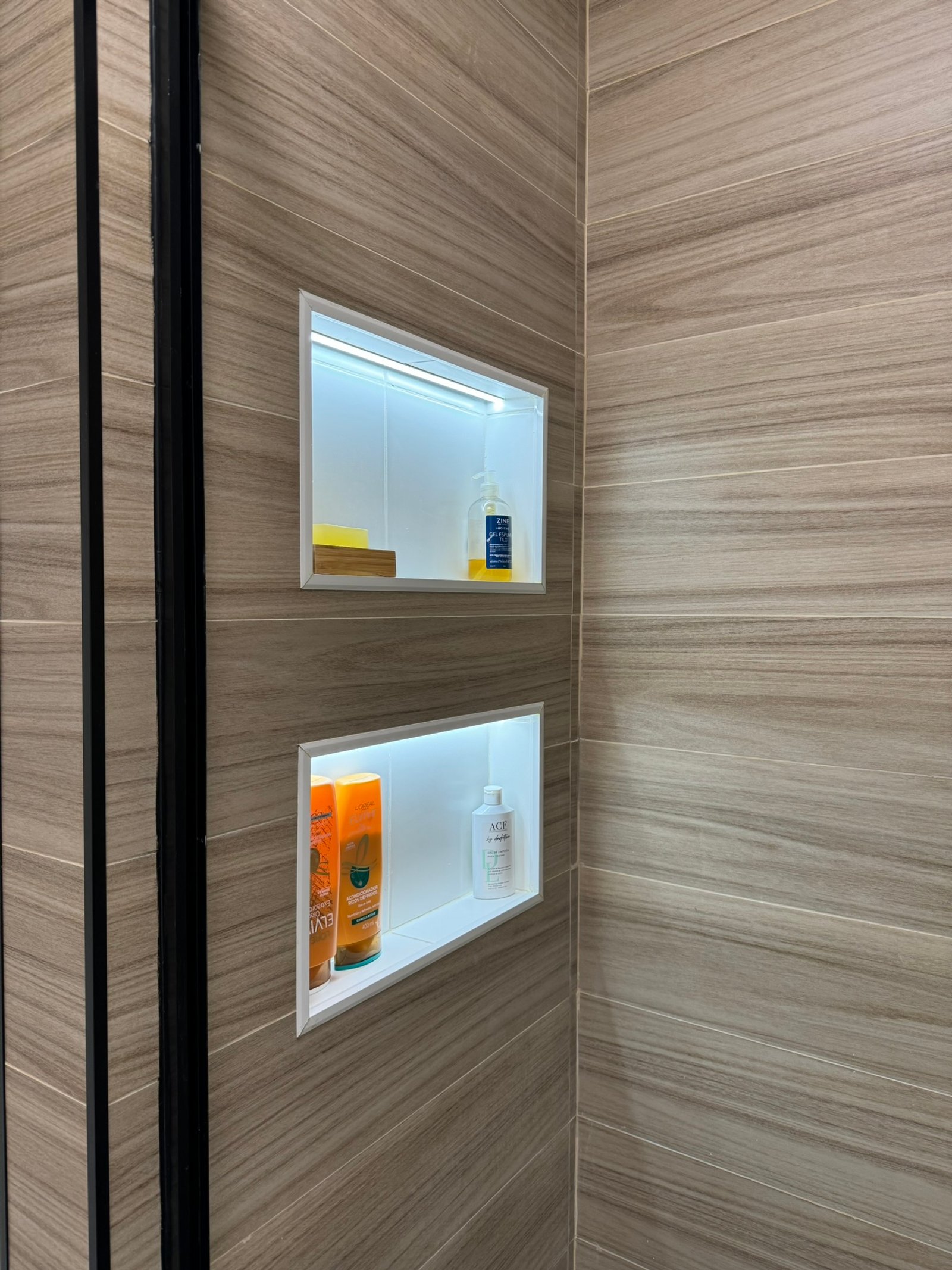 Niches de duche embutidos com iluminação indireta em banheiro moderno — projeto Apolinario, por MDBK Arquitectura, em Villa Crespo