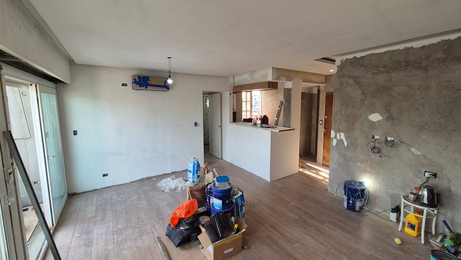 Obra em cozinha-living moderno com ilha e materiais — projeto Living - Remodelación Soho, por RenovArqui, em Palermo