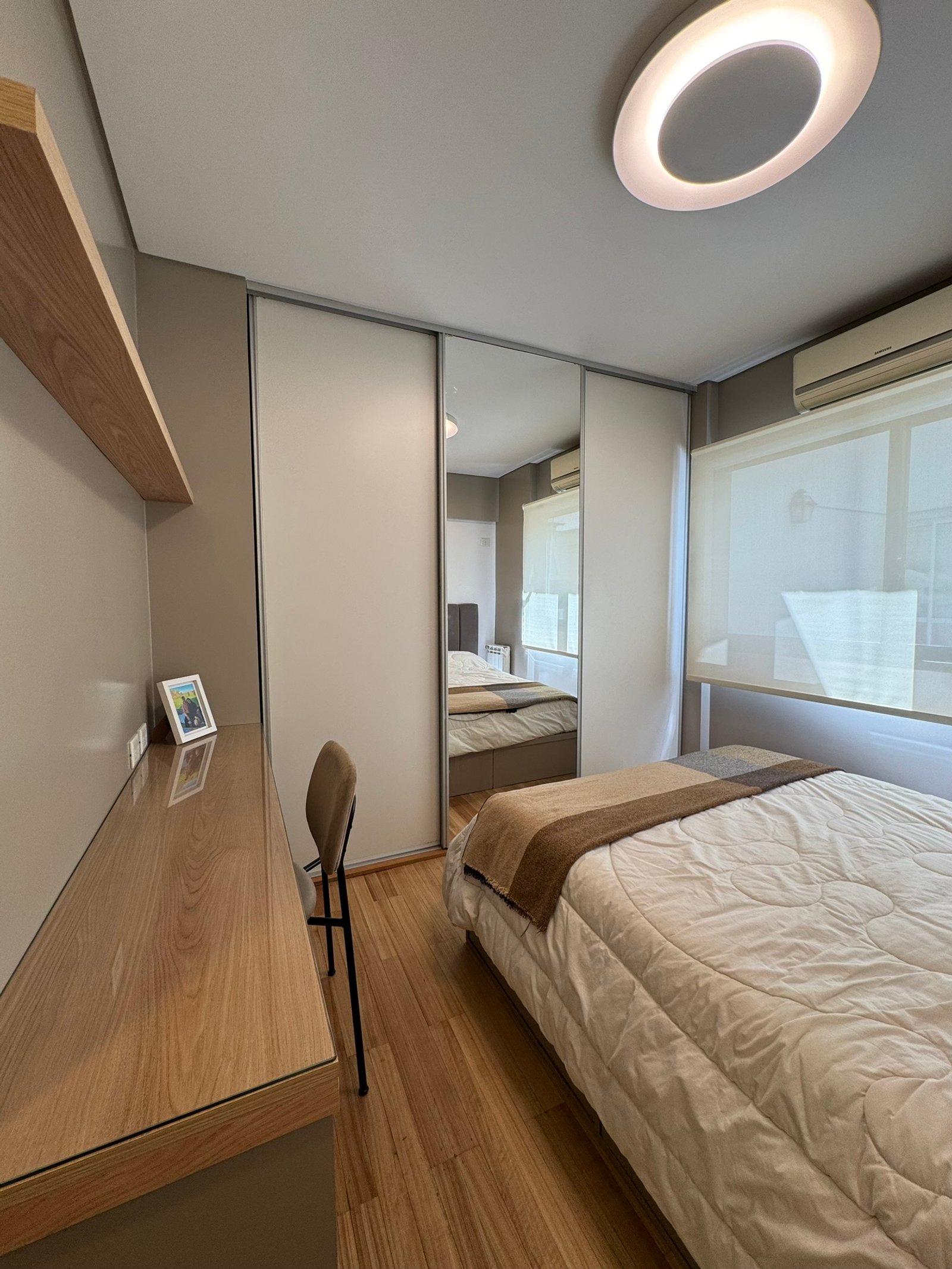 Quarto moderno com cama, escrivaninha flutuante e armário embutido — projeto Vera II, por MDBK Arquitectura, em Villa Crespo