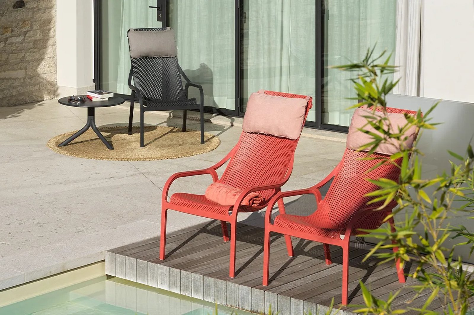terrazas modernas con sillas rojas y vegetación — proyecto Reposeras NARDI®, por Casa Nuñez