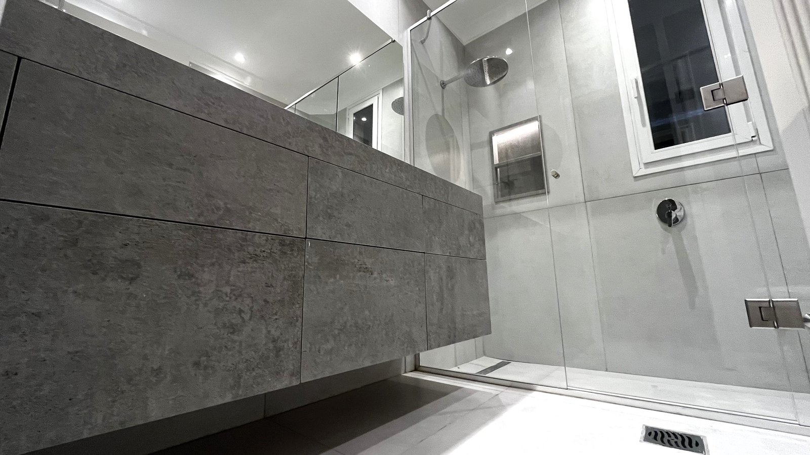 Banheiro moderno minimalista com bancada de pedra flutuante — projeto CASA CERRITO (German Salas arquitectura), por German Salas arquitectura - San Isidro, em Buenos Aires