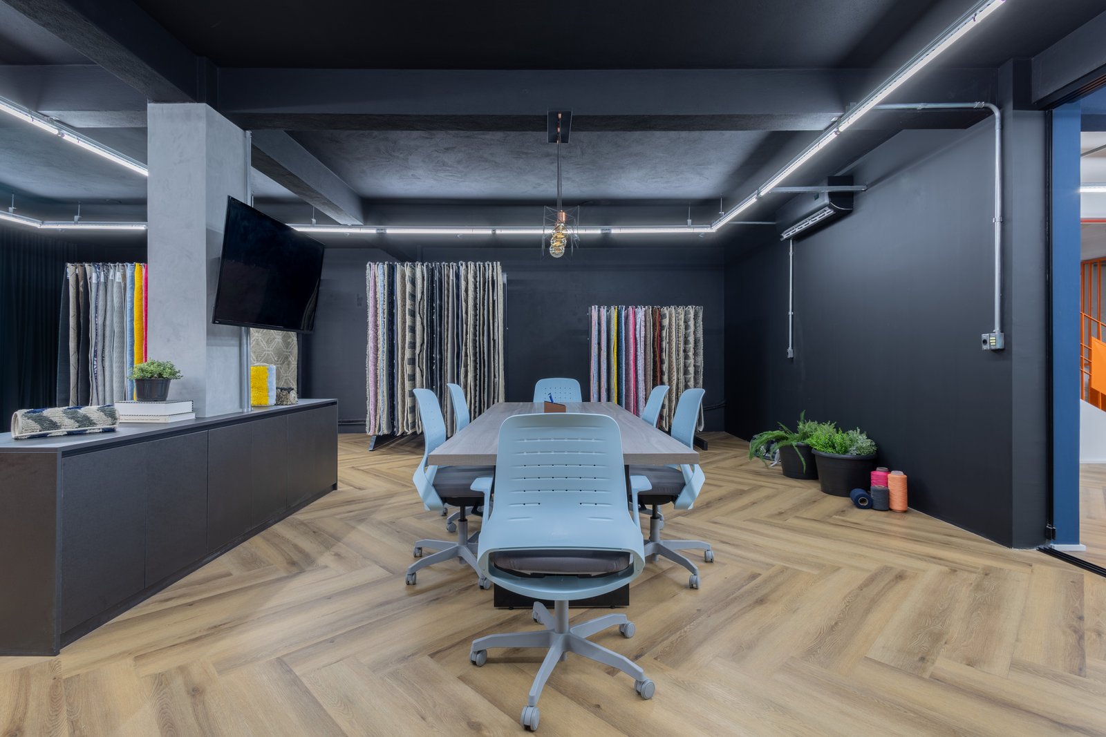 Sala de reuniones moderna con sillas y mesa azul claro — proyecto Tapetes Oásis, por Lima Vari Arquitetos, en Guarulhos