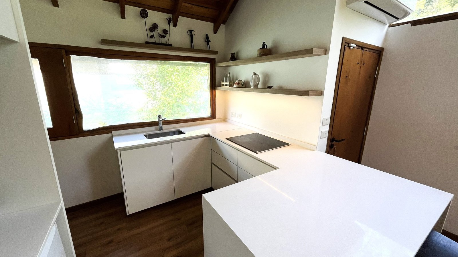 Cocina moderna con isla y gran ventanal al exterior — proyecto Casa Moctezuma (Mar del Plata) German Salas arquitectura, por German Salas arquitectura - San Isidro, en Mar del Plat