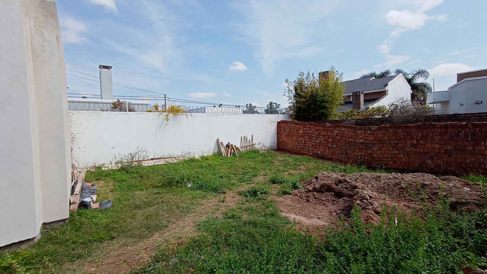 Pátio com parede de tijolos e vegetação — projeto ANTEPROYECTO SALA MULTIFUNCIÓN, por Todo con A, em Villa del Rosario