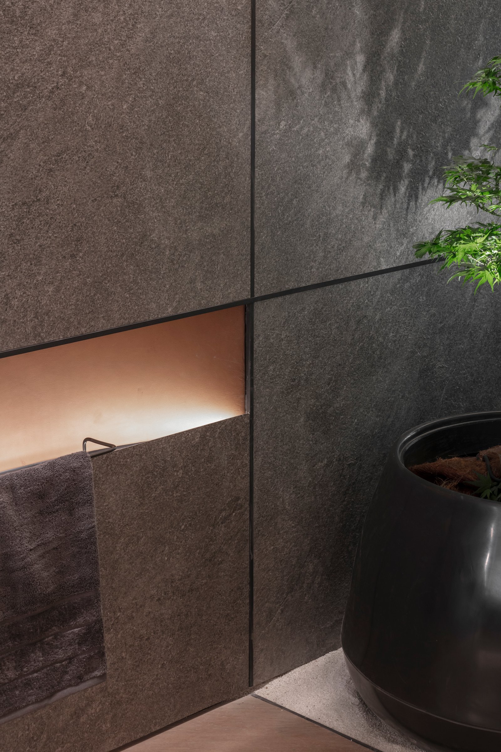 Detalhe de parede de pedra com nicho iluminado e vaso — projeto Casa Foa 2024 | Ritual de bienestar | Wellness ritual | Lucia Quinteros, por Ren Studio, em Cdad. Autónoma de Buenos