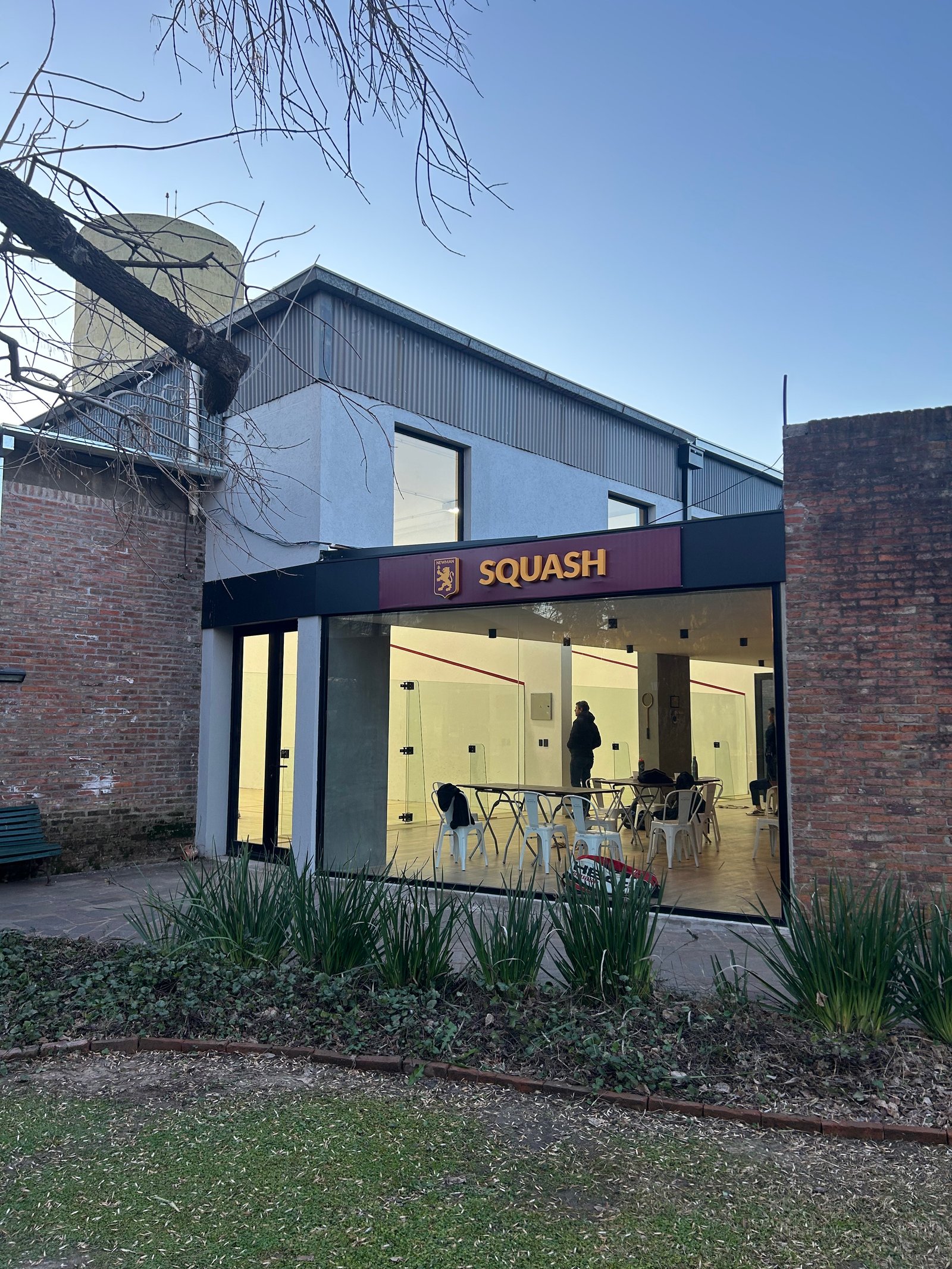 Edificio comercial con fachada de vidrio y canchas de squash — proyecto SQUASH CLUB NEWMAN, por ESTUDIO TEZ, en Benavidez