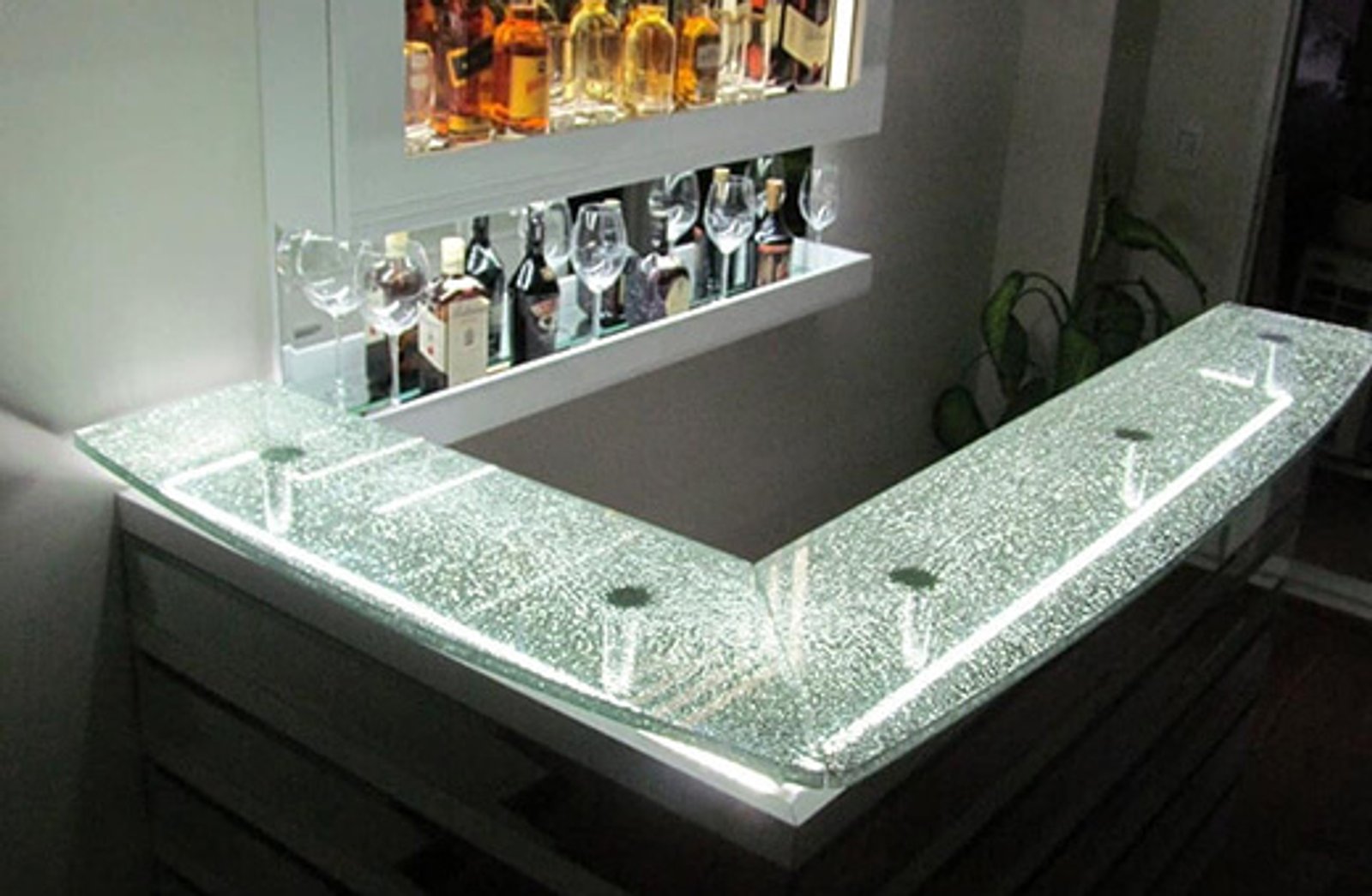 Bar moderno con encimera de cristal brillante y taburetes acrílicos — proyecto Barra desayunadora en multilaminado estallado, por Cristalcenter, en Nordelta