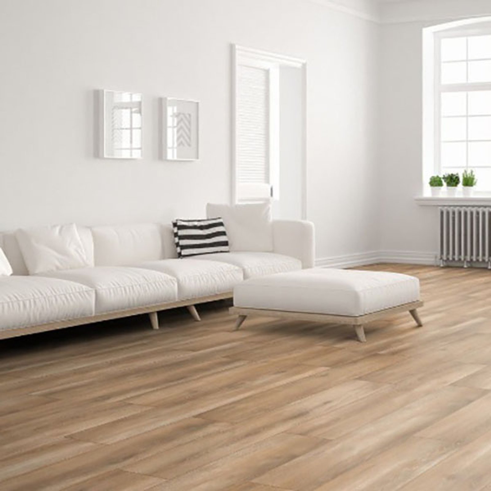 Sala de estar moderna com sofá branco e piso de madeira — projeto Pisos Flotantes, por The Flooring Company