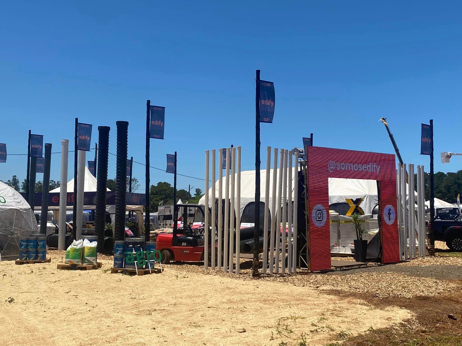 Montagem de evento industrial ao ar livre com empilhadeira — projeto Expo Forestal Posadas. Primer premio al diseno de Stand., por Arquitecto Gustavo Maidana, em Posadas