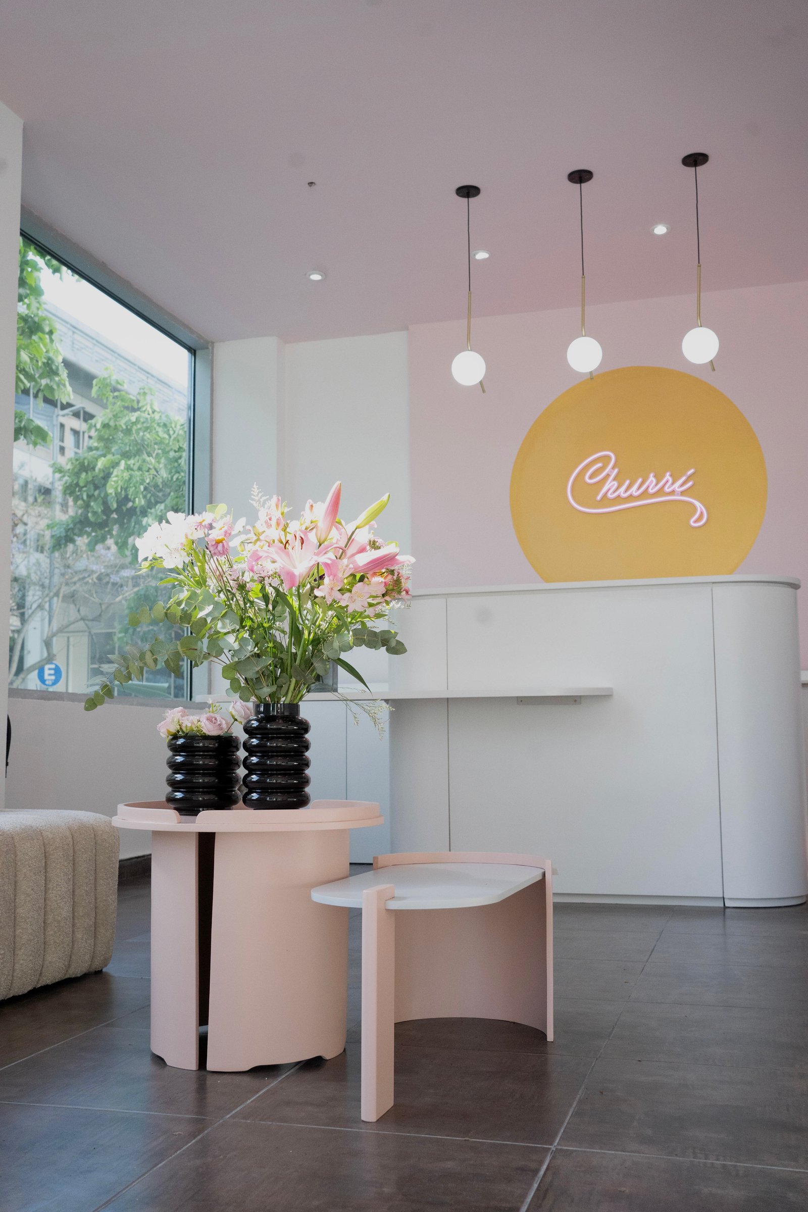 Recepção de loja moderna com mesas redondas e luzes pendentes — projeto Churri Beauty, por vil arquitectura y diseño, em Olga Cossettini 300